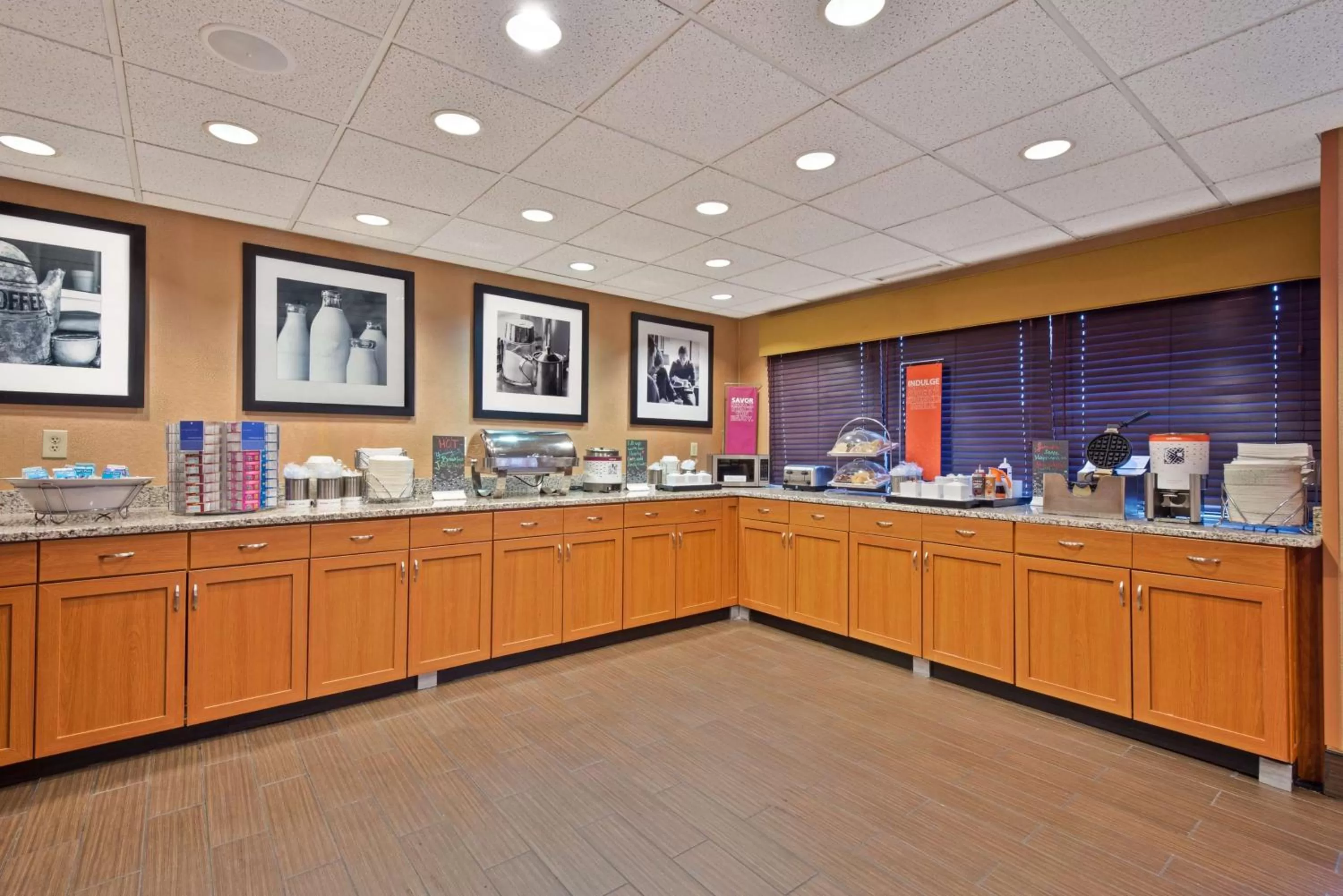 Dining area in Hampton Inn Winfield Teays Valley