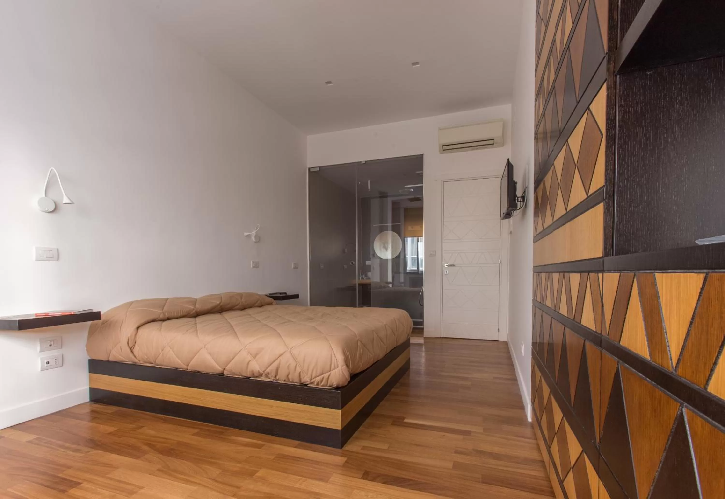 Photo of the whole room, Bed in Soul City - by Pera Rooms Collection