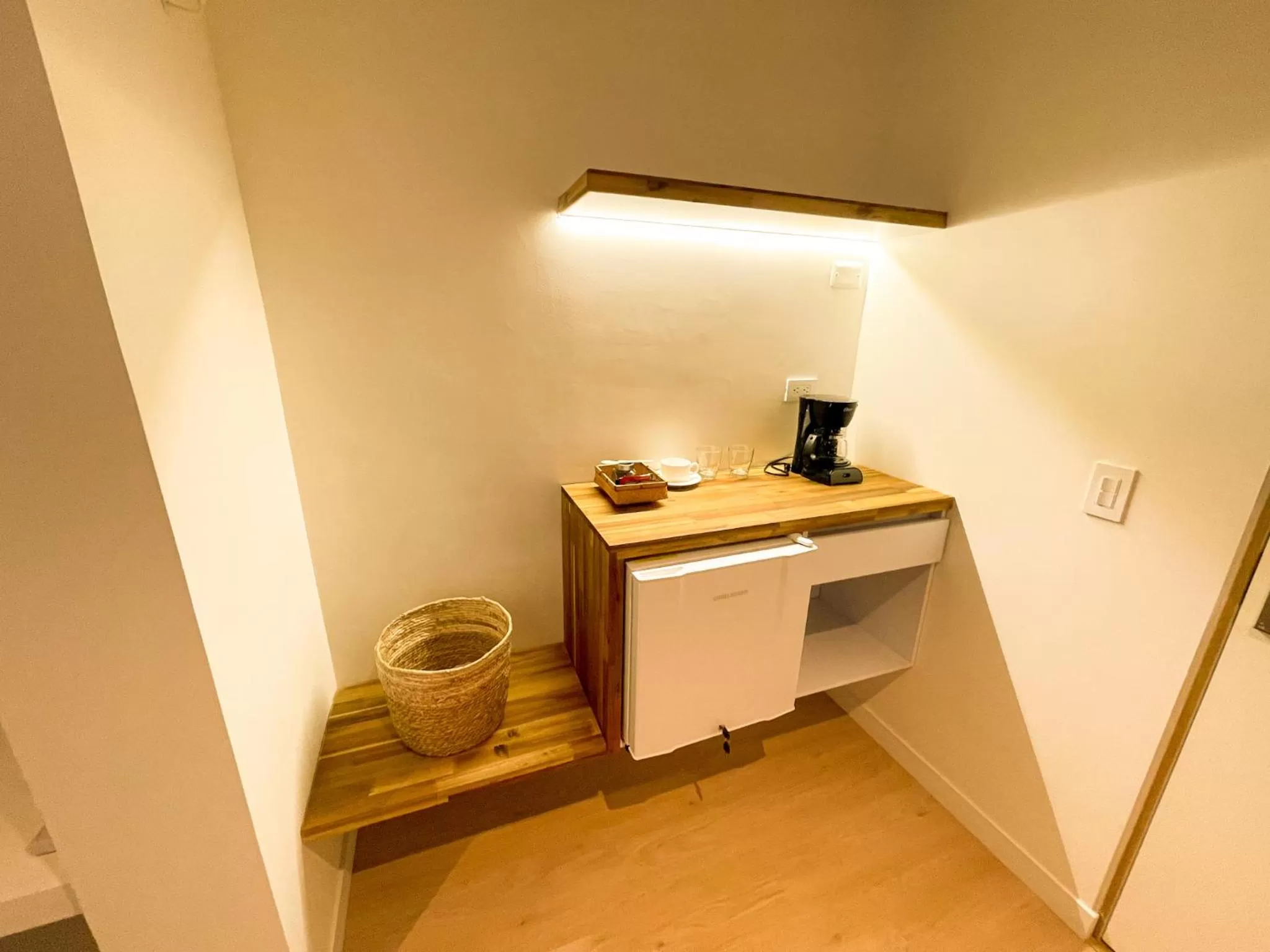 Coffee/tea facilities, TV/Entertainment Center in Lucitania Hotel Boutique