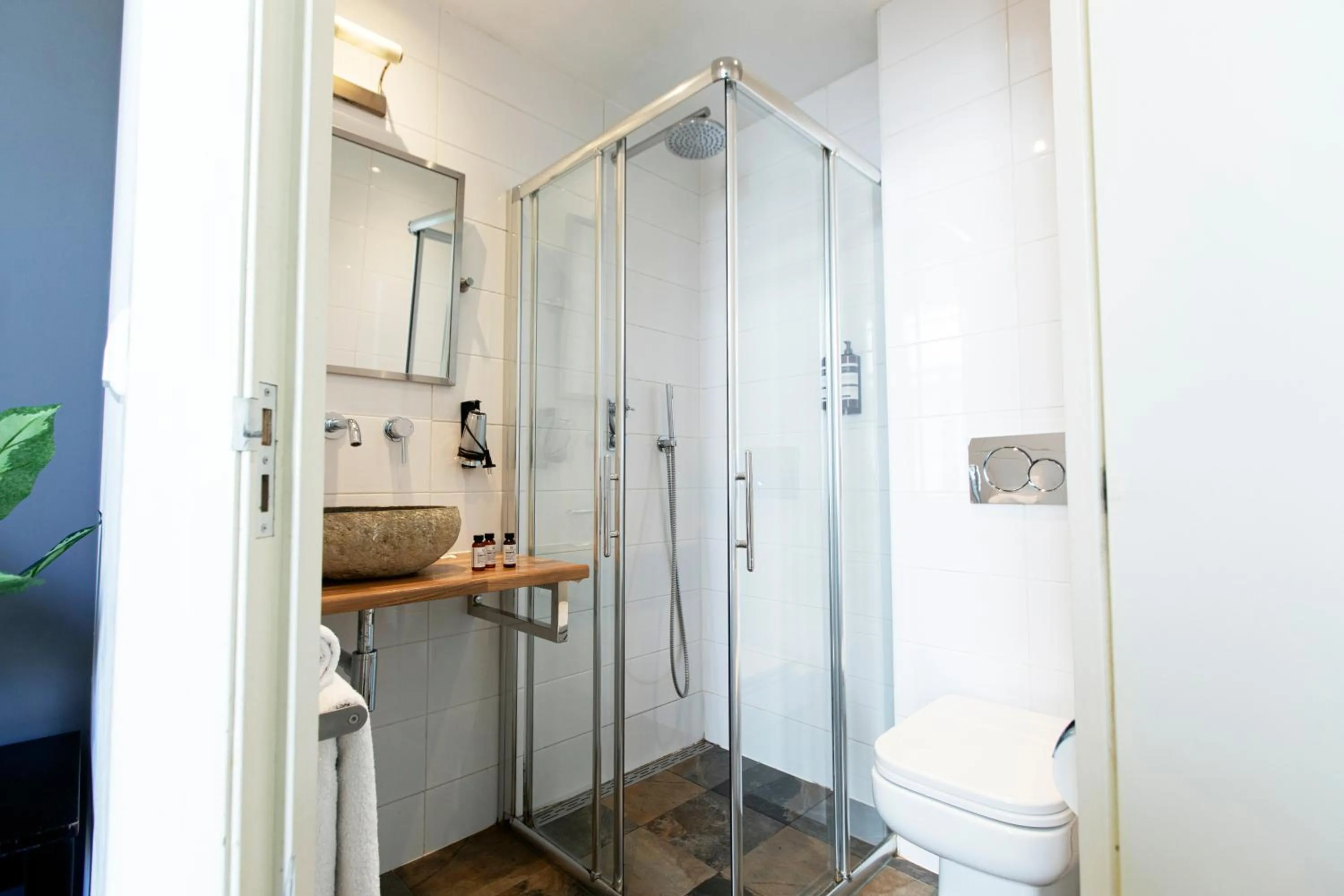 Bathroom in Quentin Golden Bear Hotel