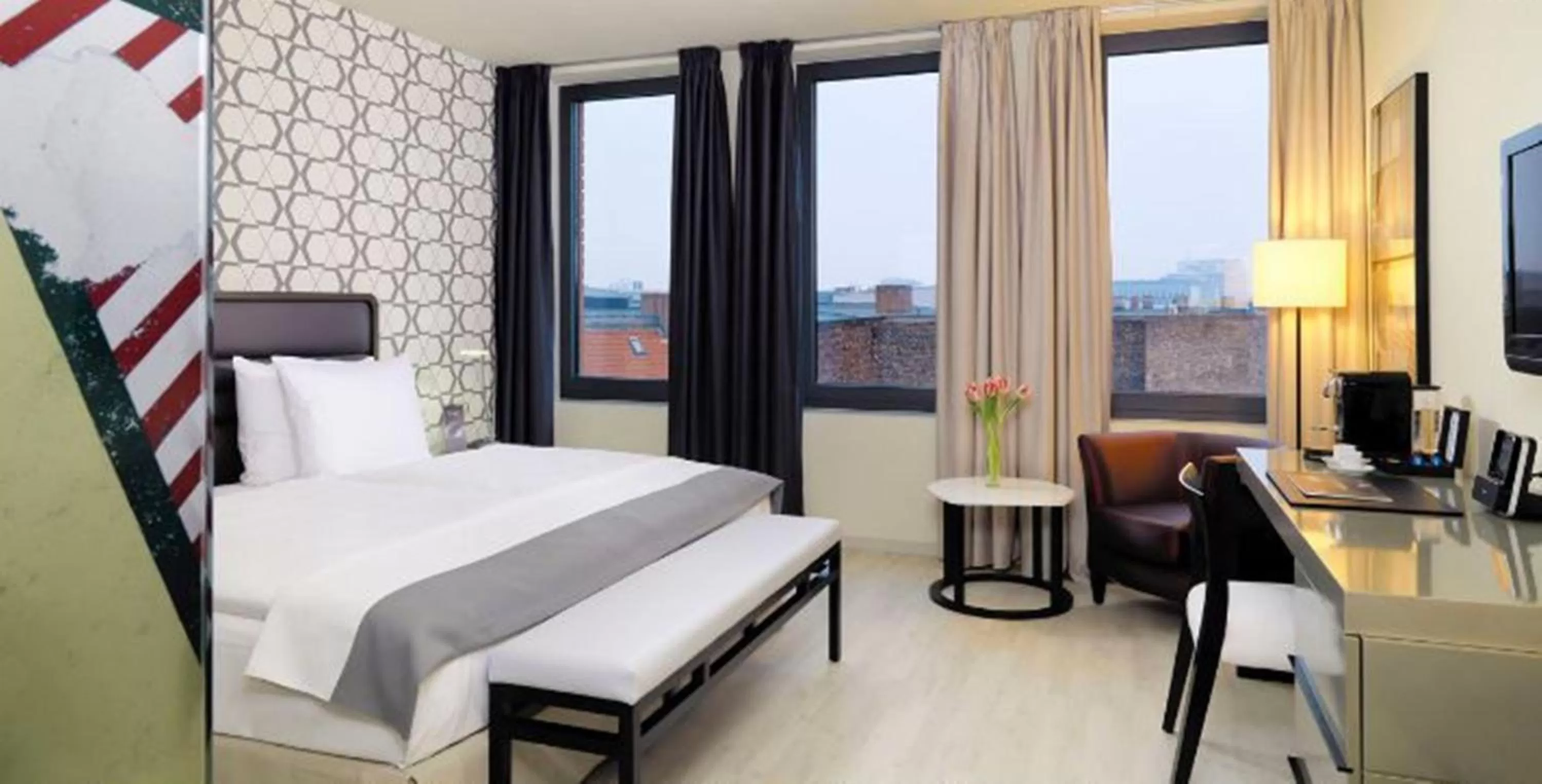 Photo of the whole room, Bed in H10 Berlin Ku'Damm