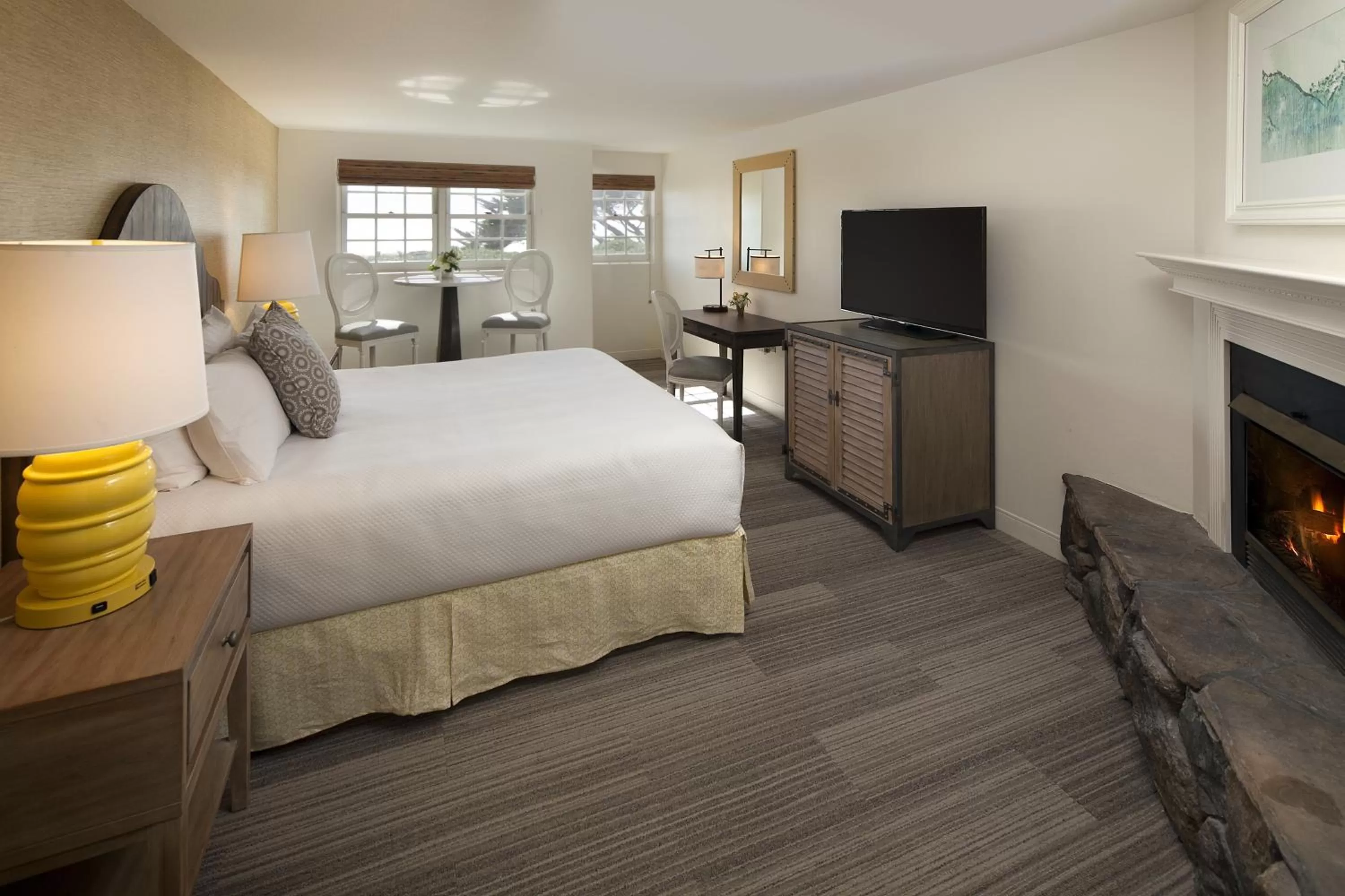 Photo of the whole room, Bed in Fogcatcher Inn