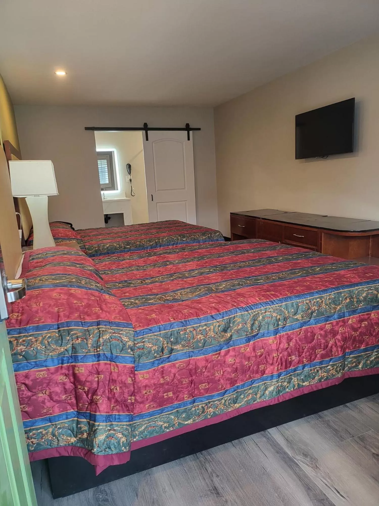 Bed in Stadium Inn & Spas