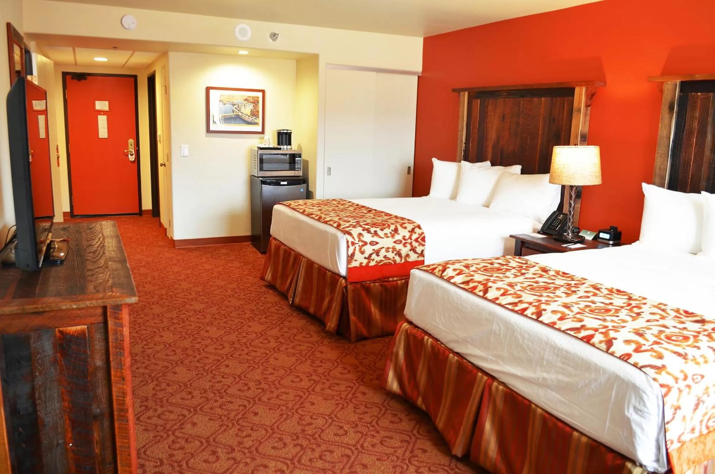 Photo of the whole room, Bed in Hoover Dam Lodge