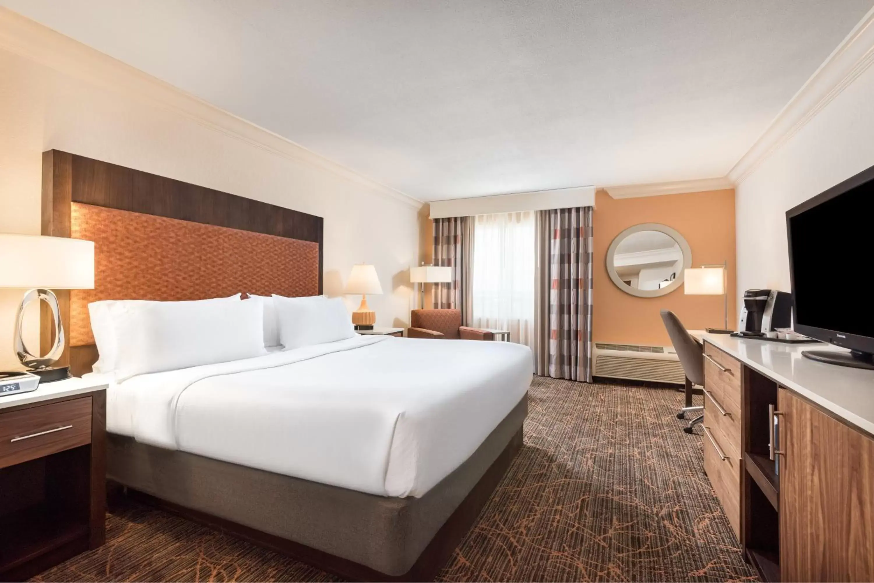 Standard King Room with Mobility Accessible Roll-In Shower in Holiday Inn Fort Lauderdale Airport by IHG Standard King Room with Mobility Accessible Roll-In Shower in Holiday Inn Fort Lauderdale Airport by IHG