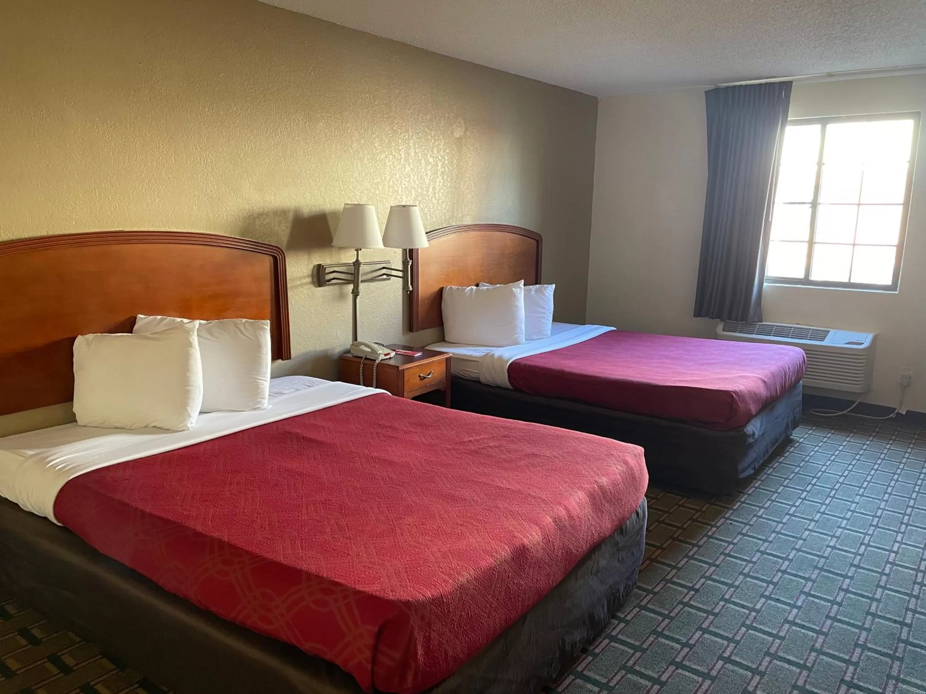 Bedroom, Bed in Econo Lodge Kalamazoo near Wings Stadium