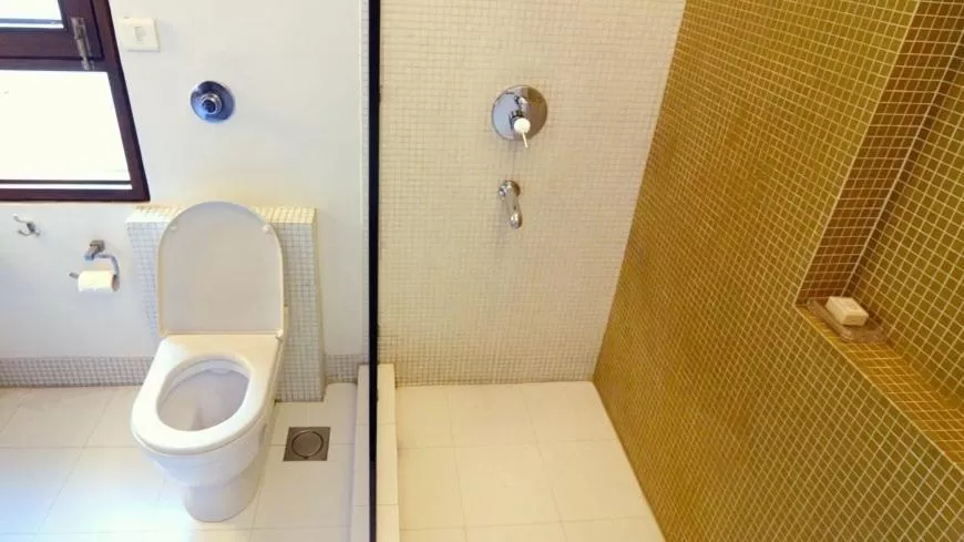 Day, Bathroom in B Nineteen