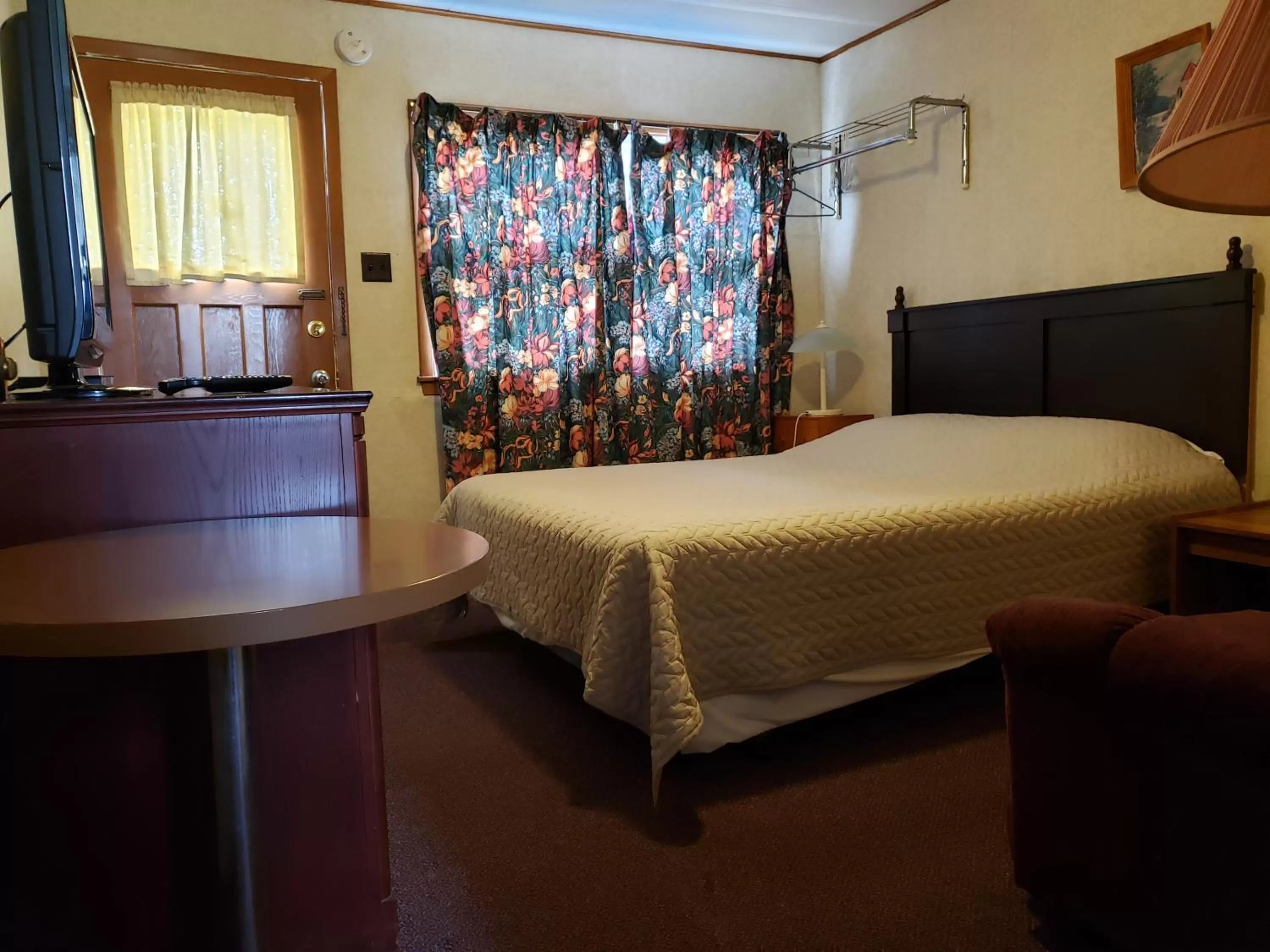 Photo of the whole room, Bed in Regent Motel