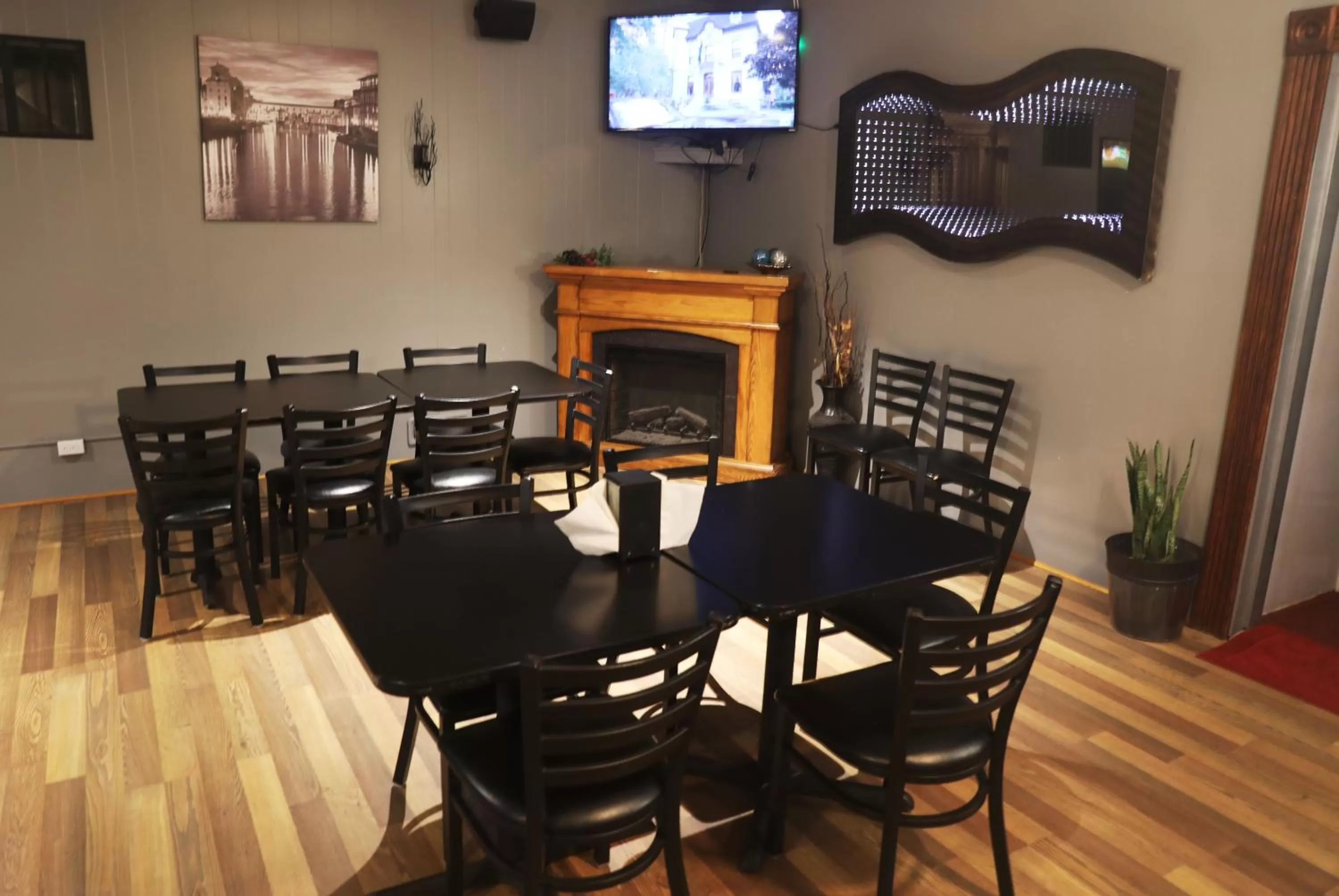 Restaurant/places to eat in Raine Motel