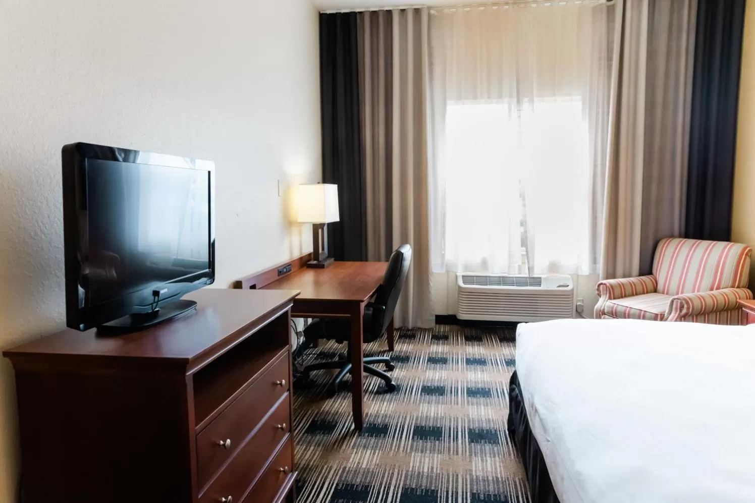 Bed in Country Inn & Suites by Radisson, Helen, GA