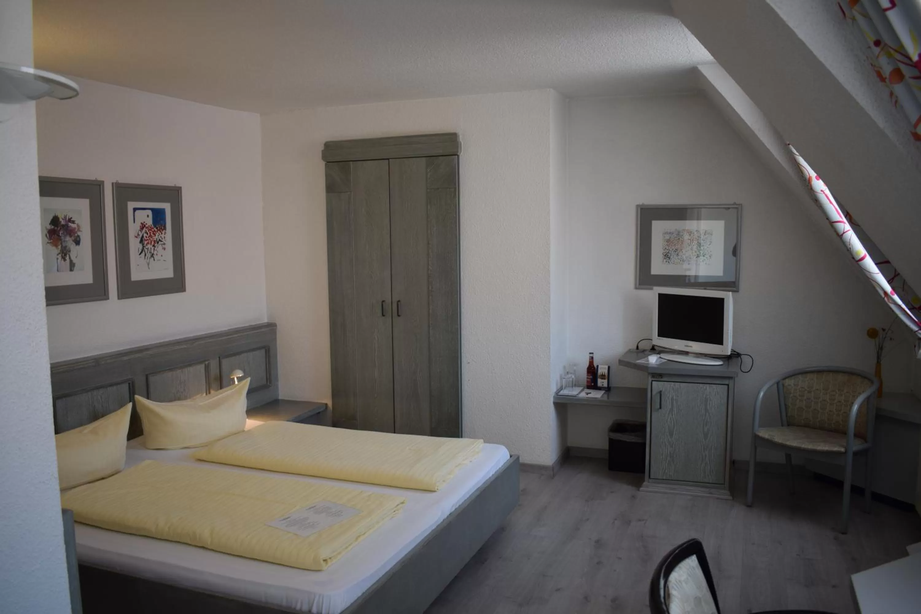 Photo of the whole room, Bed in Avenue Hotel