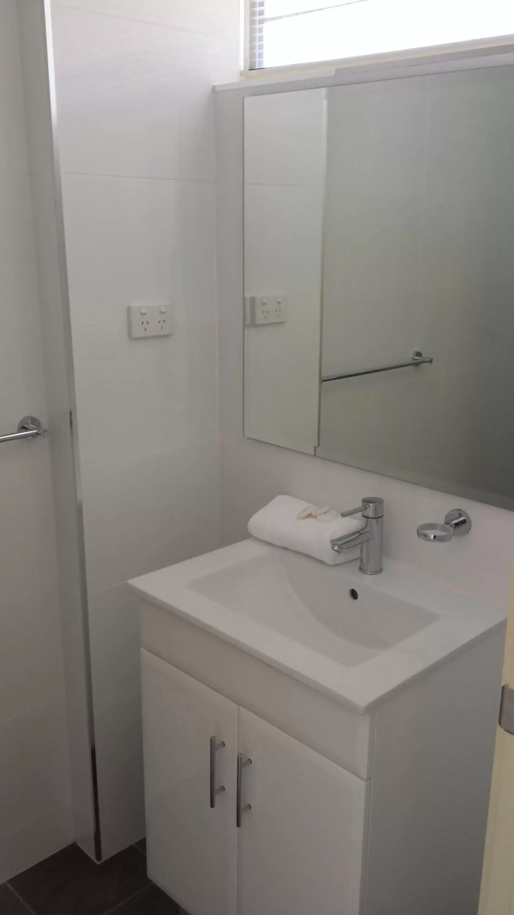 Lake Front King with Two Bunks in Lake Jindabyne Hotel Lake Front King with Two Bunks in Lake Jindabyne Hotel