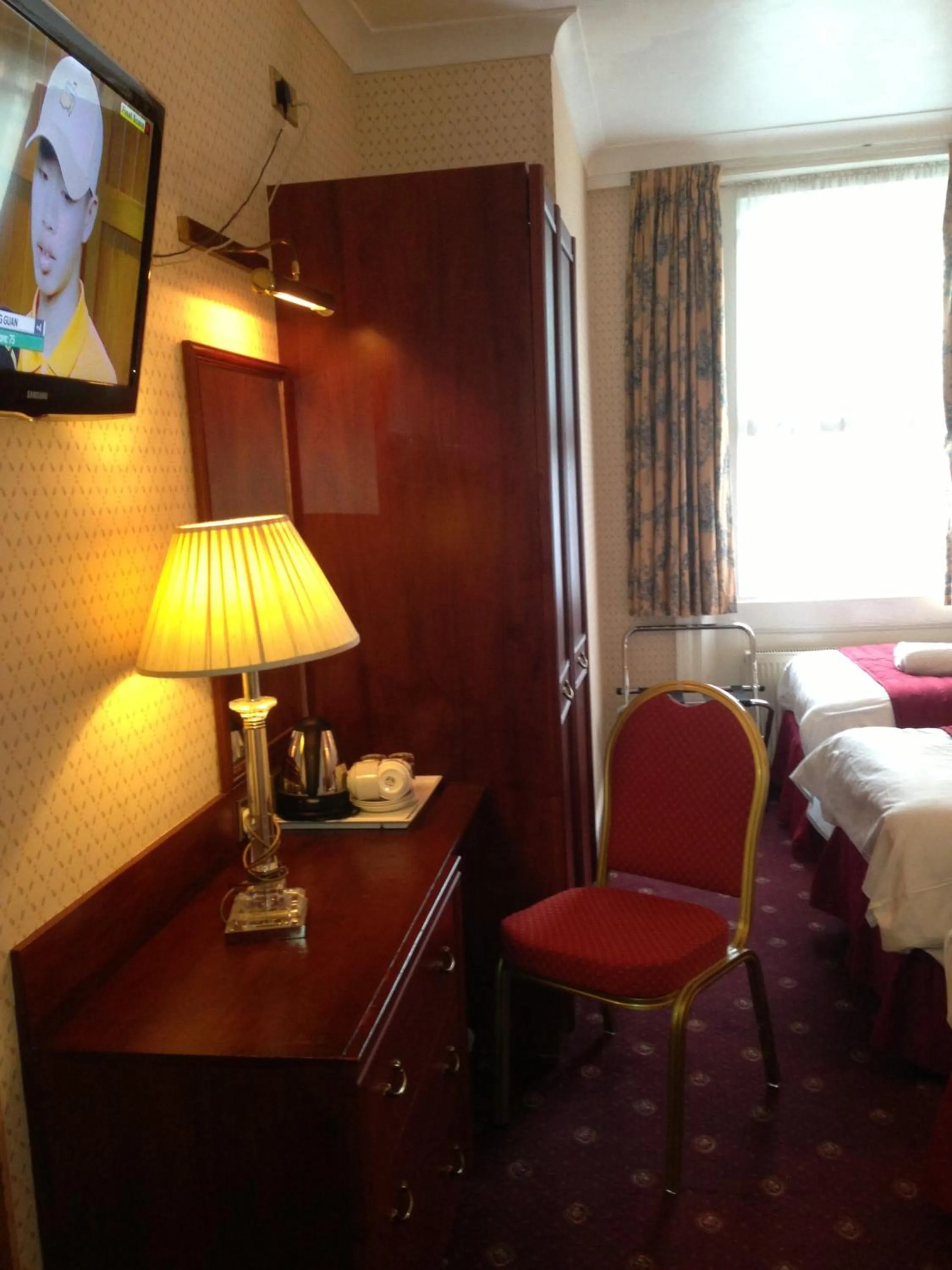 Seating area, Bed in Avon Hotel