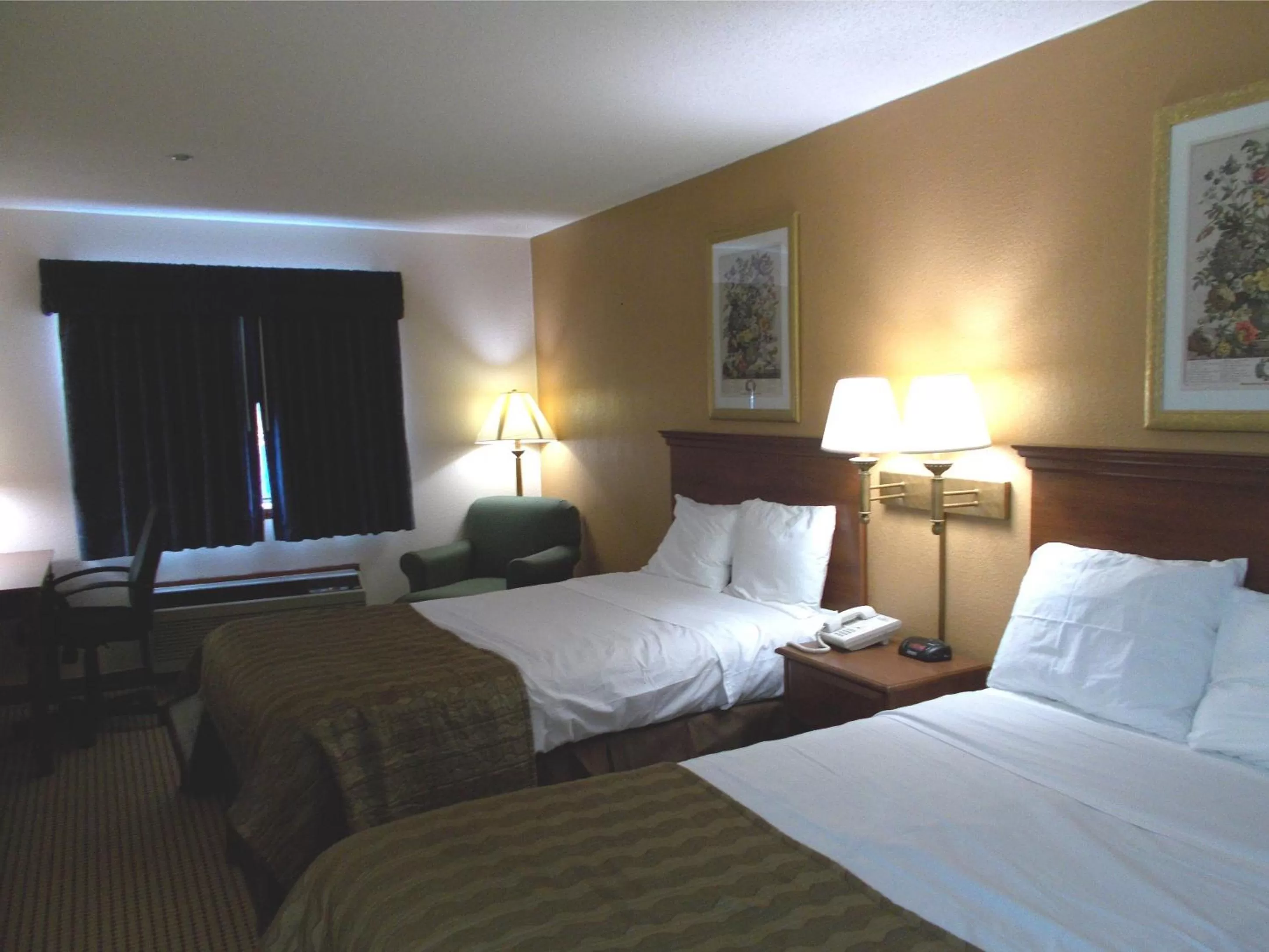 Photo of the whole room, Bed in Royalton Inn and Suites, Wilmington,Ohio