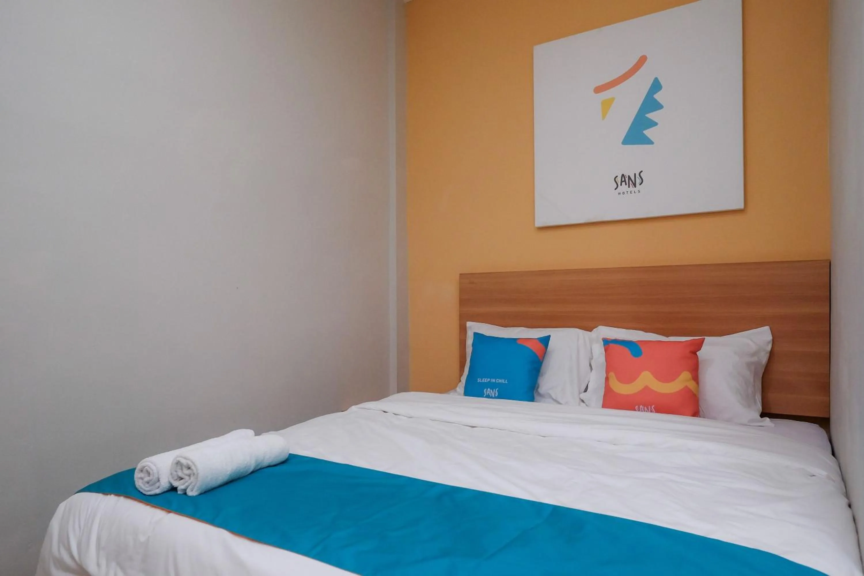 Bedroom in Sans Hotel Tiga Putri Semarang by RedDoorz