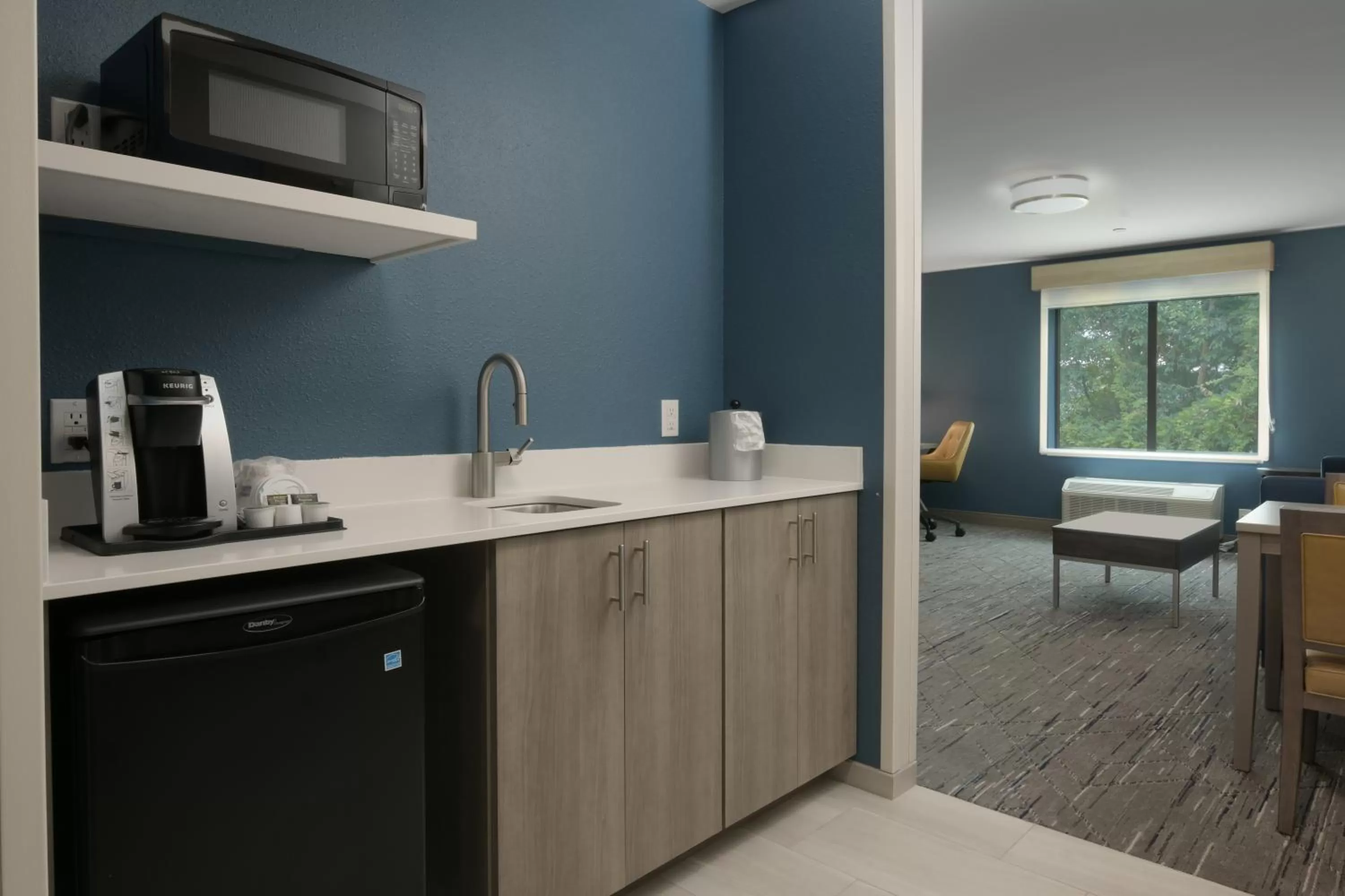 Coffee/tea facilities in Holiday Inn Express & Suites - Williamstown - Glassboro by IHG