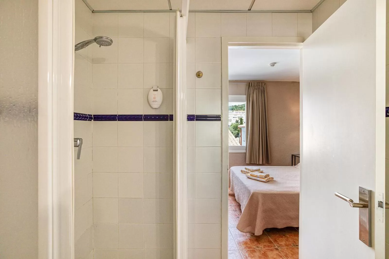 Photo of the whole room, Bed in La Fonda