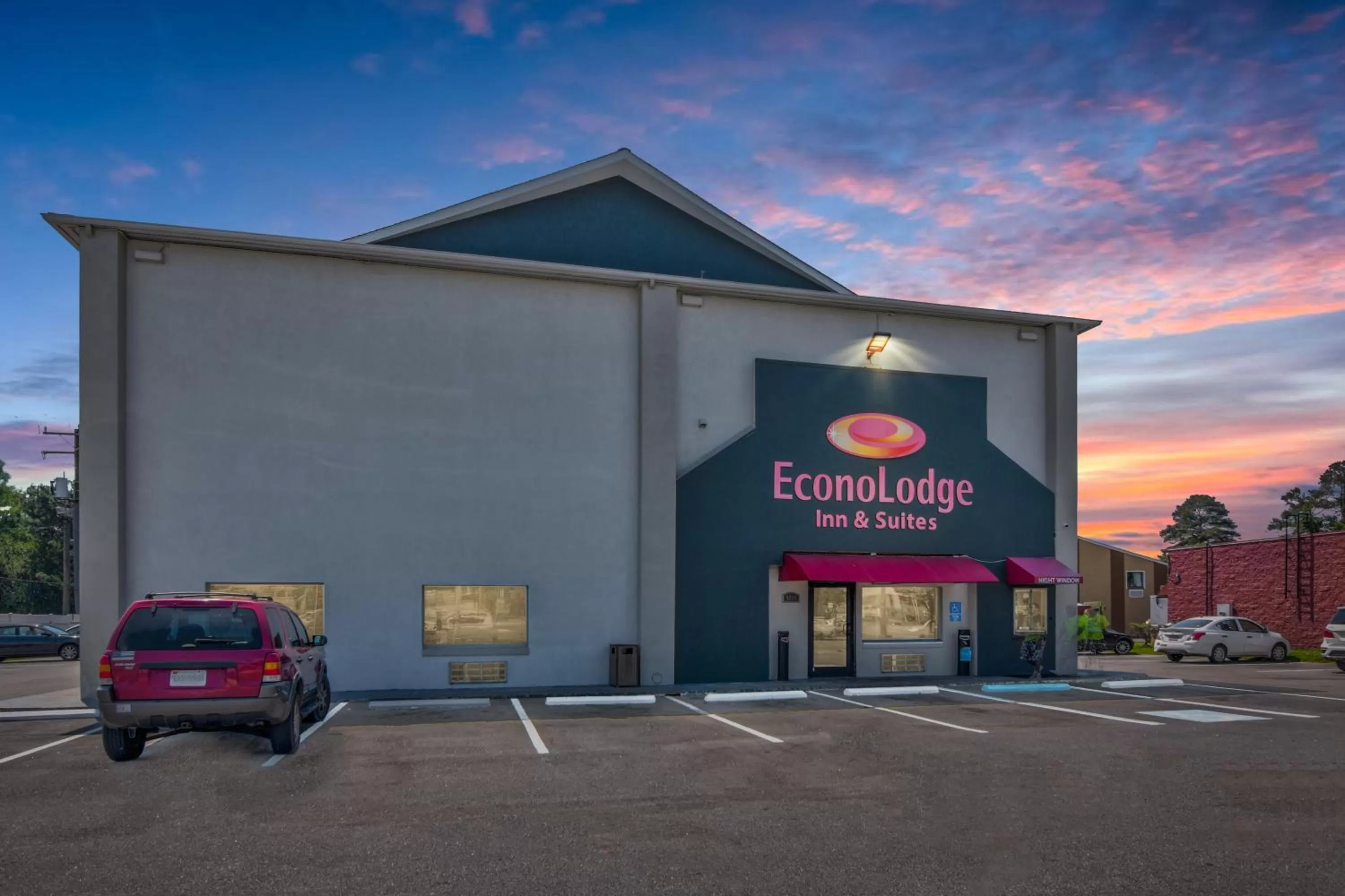 Property building in Econo Lodge Inn & Suites Virginia Beach - Norfolk