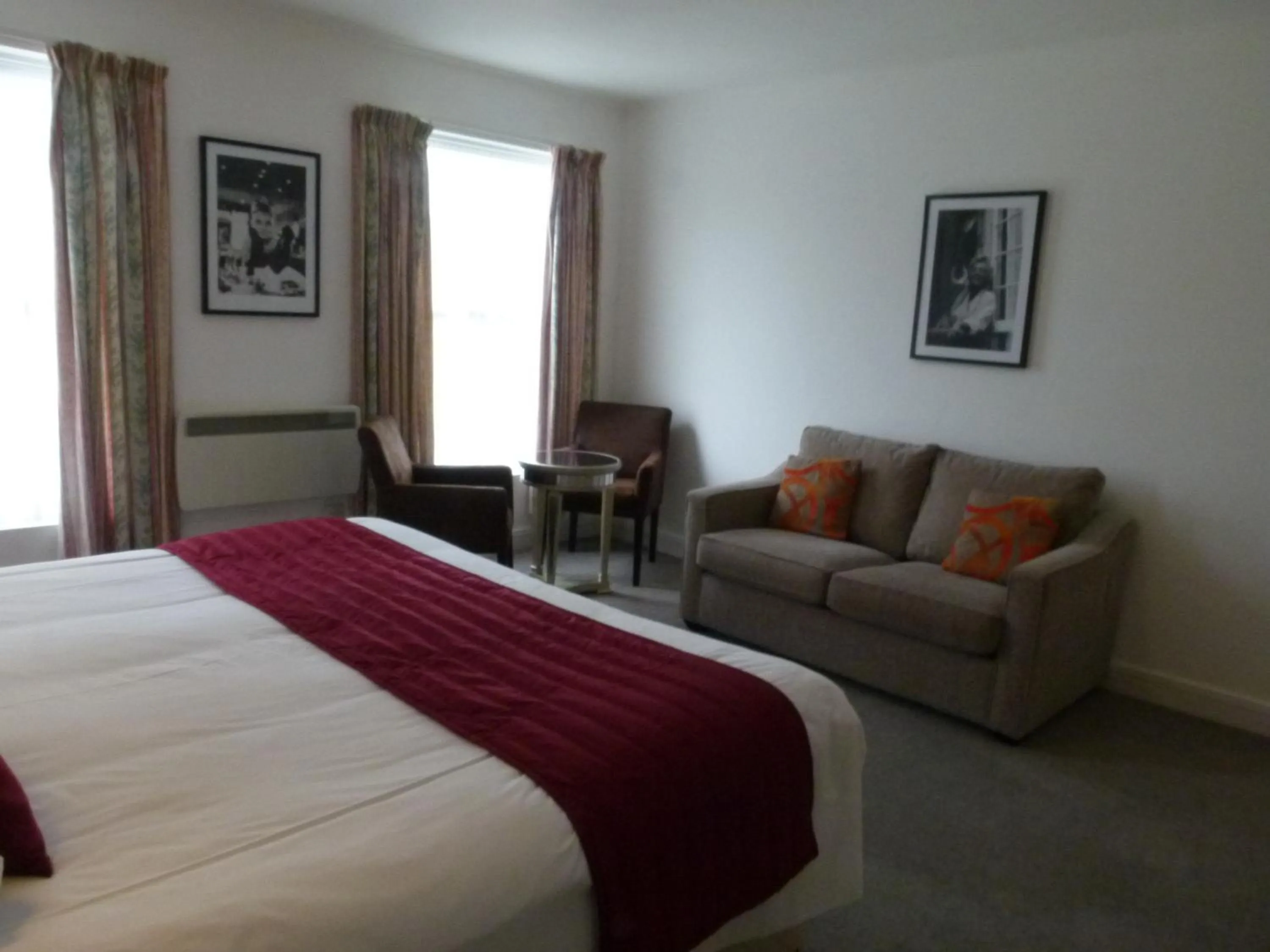 Bedroom, Bed in Beachcombers Hotel