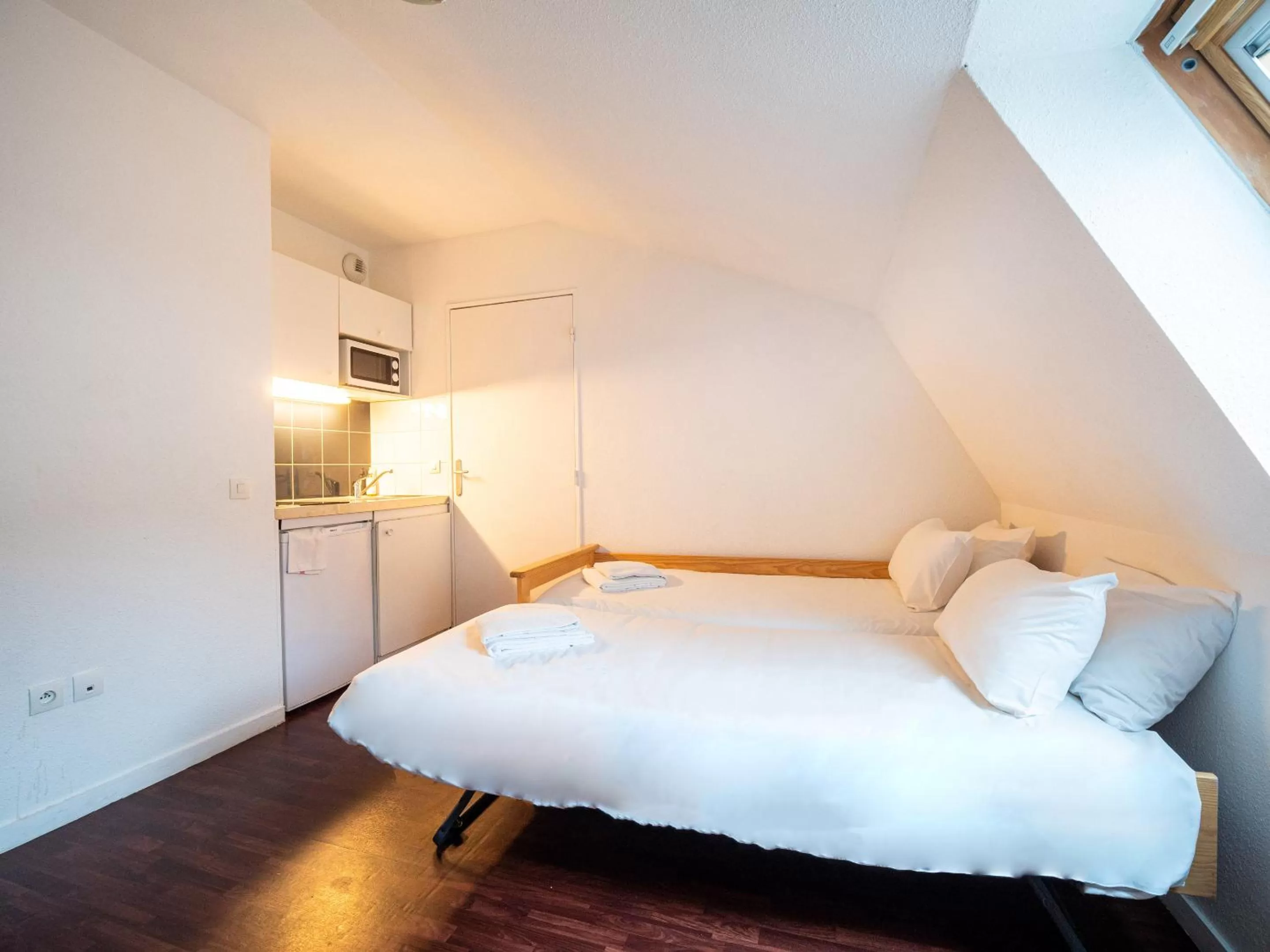 Living room, Bed in Residhotel St Etienne Centre