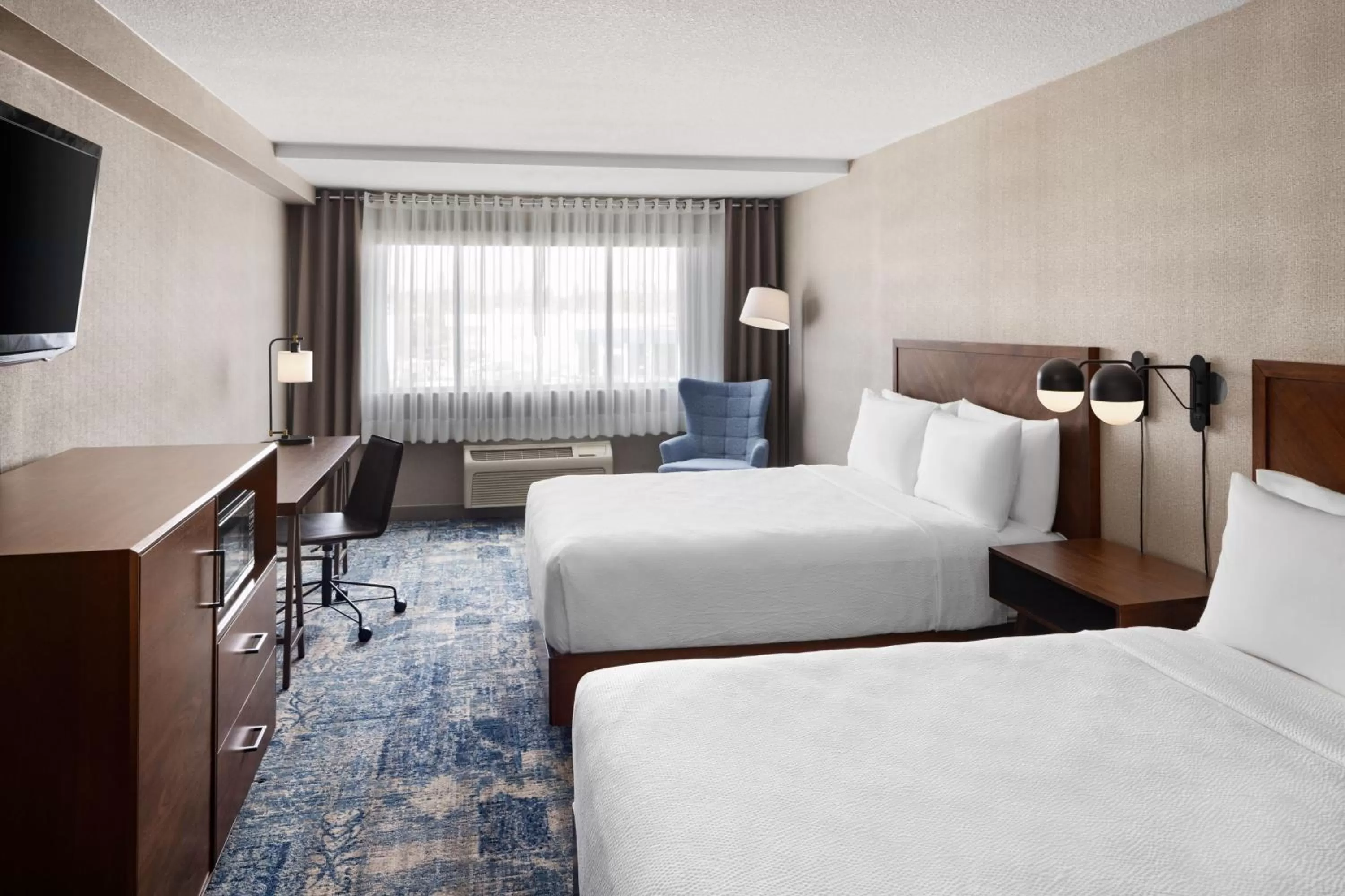 Photo of the whole room, Bed in Four Points by Sheraton Edmonton South