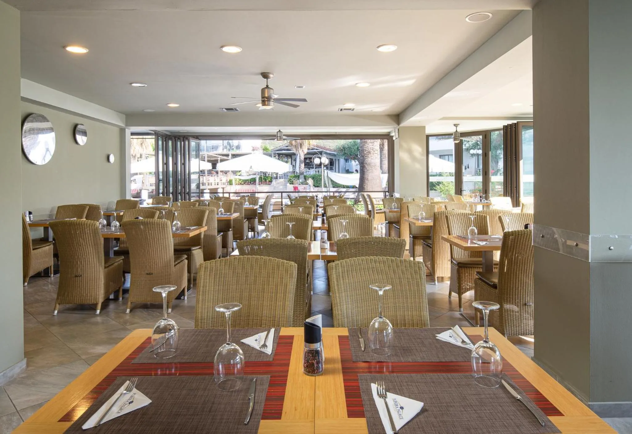 Restaurant/places to eat in Flegra Palace