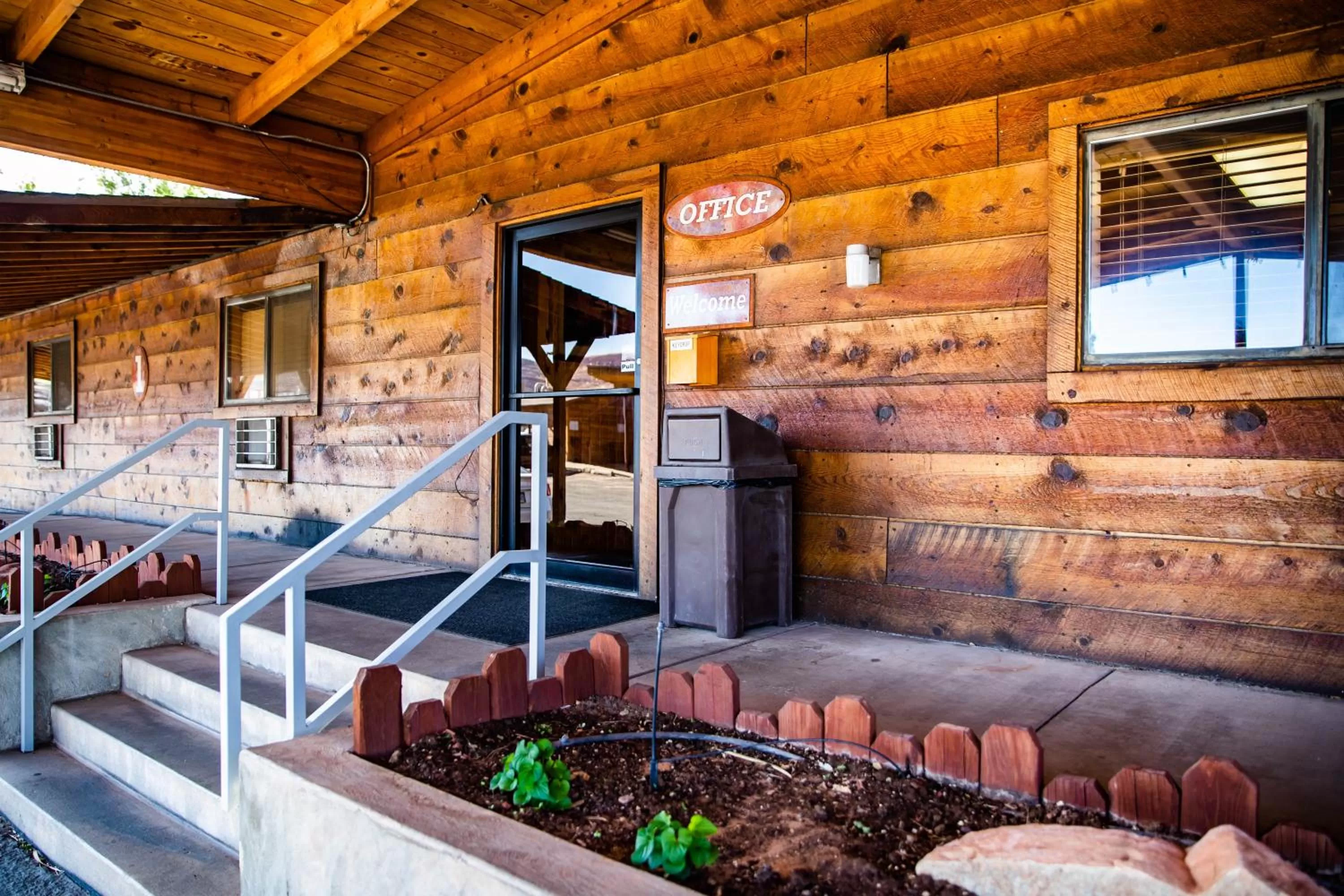 Facade/entrance in Red Stone Inn