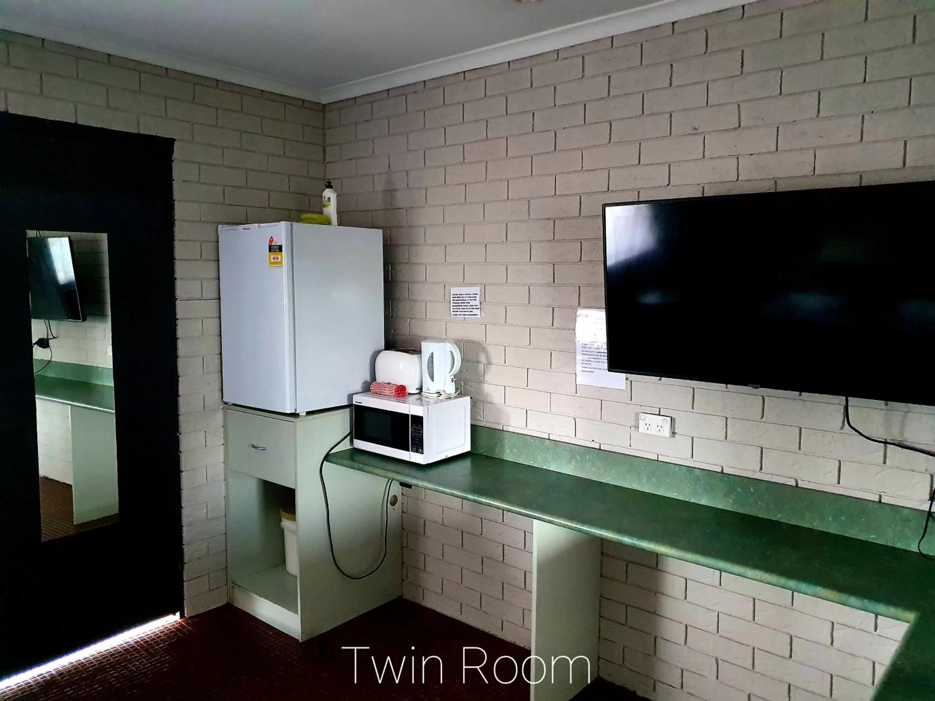 bunk bed in City Lights Motel