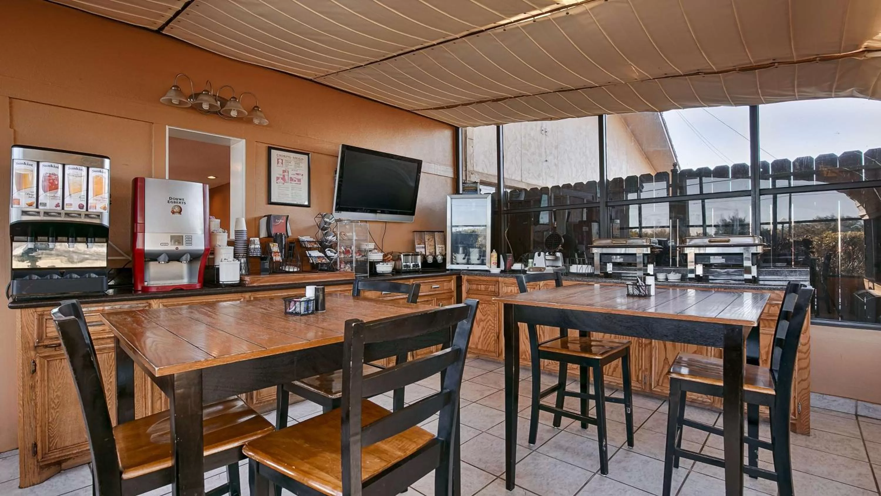 Restaurant/Places to Eat in SureStay Hotel by Best Western Zapata