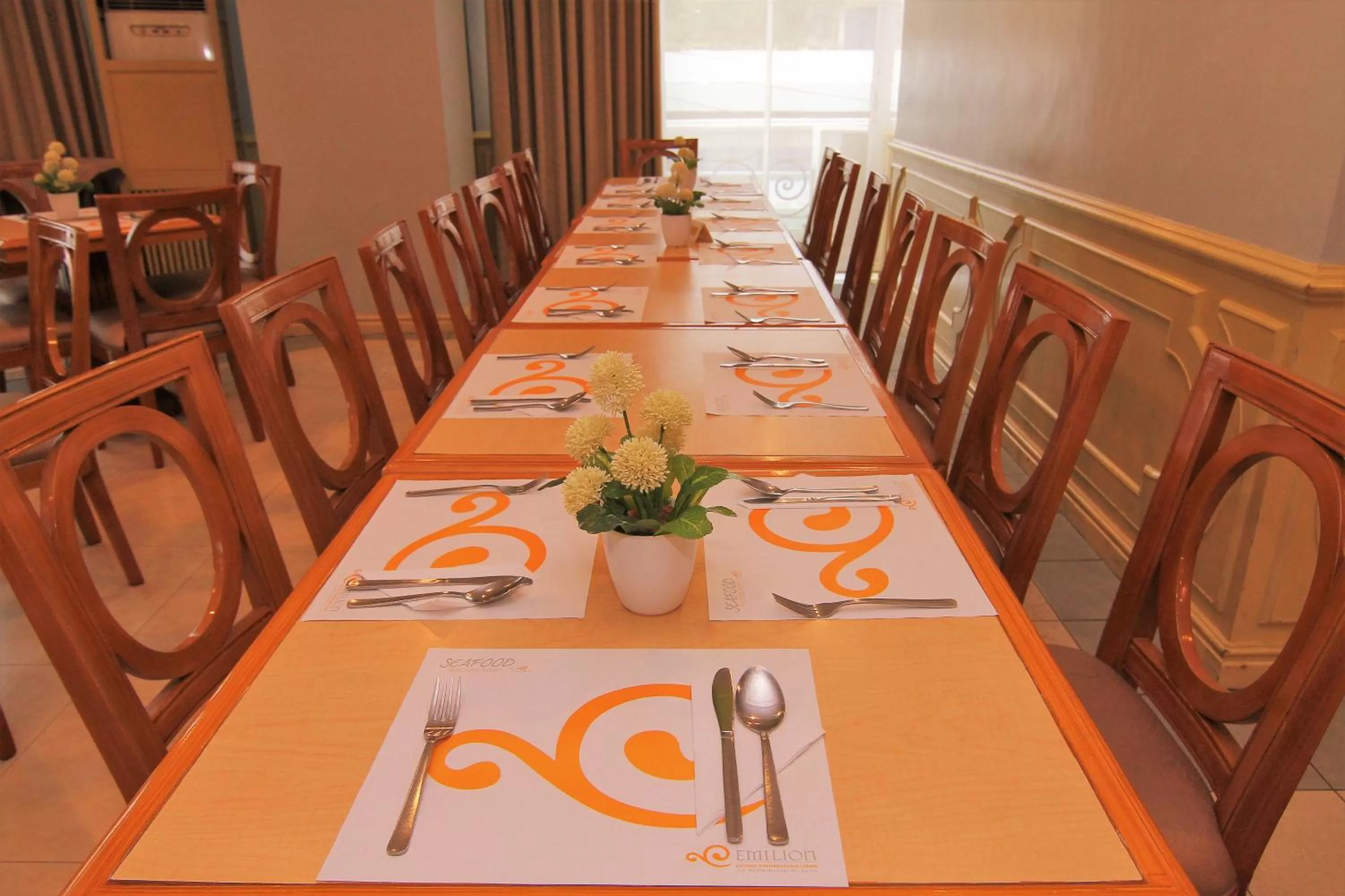 Restaurant/places to eat in The Grand Dame Hotel