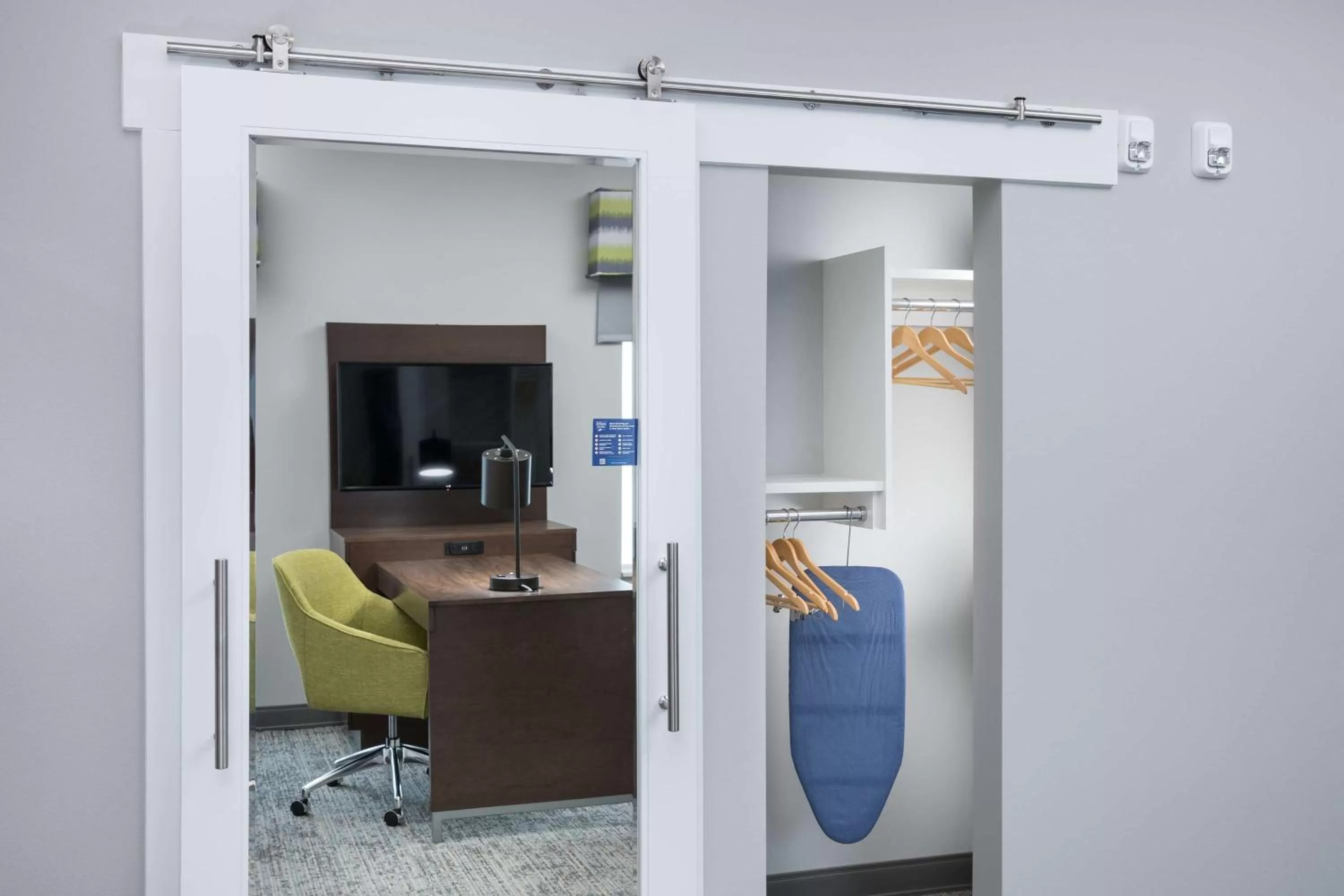 Bedroom in Hampton Inn & Suites Cape Canaveral Cruise Port, Fl