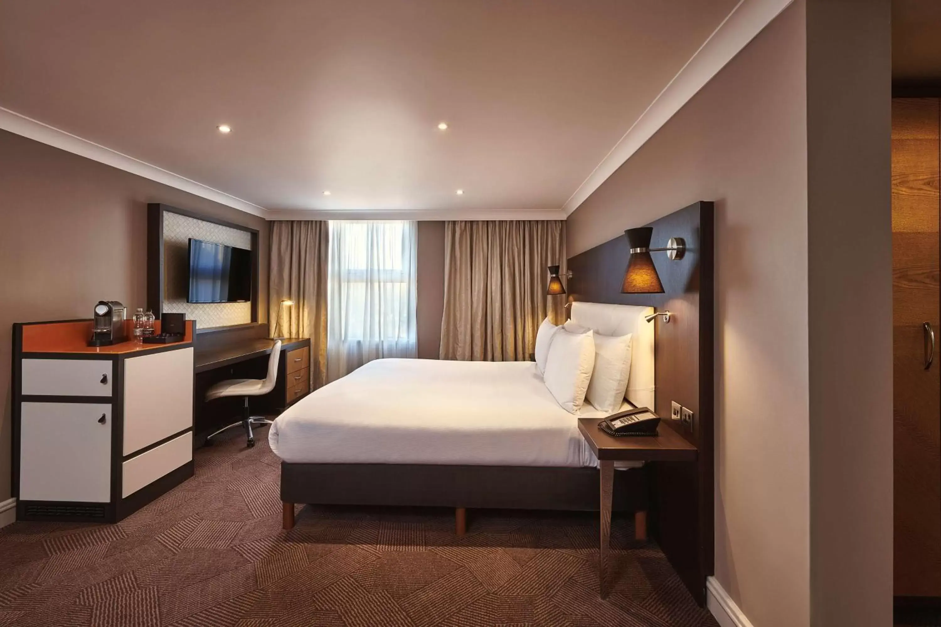 Junior King Suite in DoubleTree by Hilton London Ealing Junior King Suite in DoubleTree by Hilton London Ealing