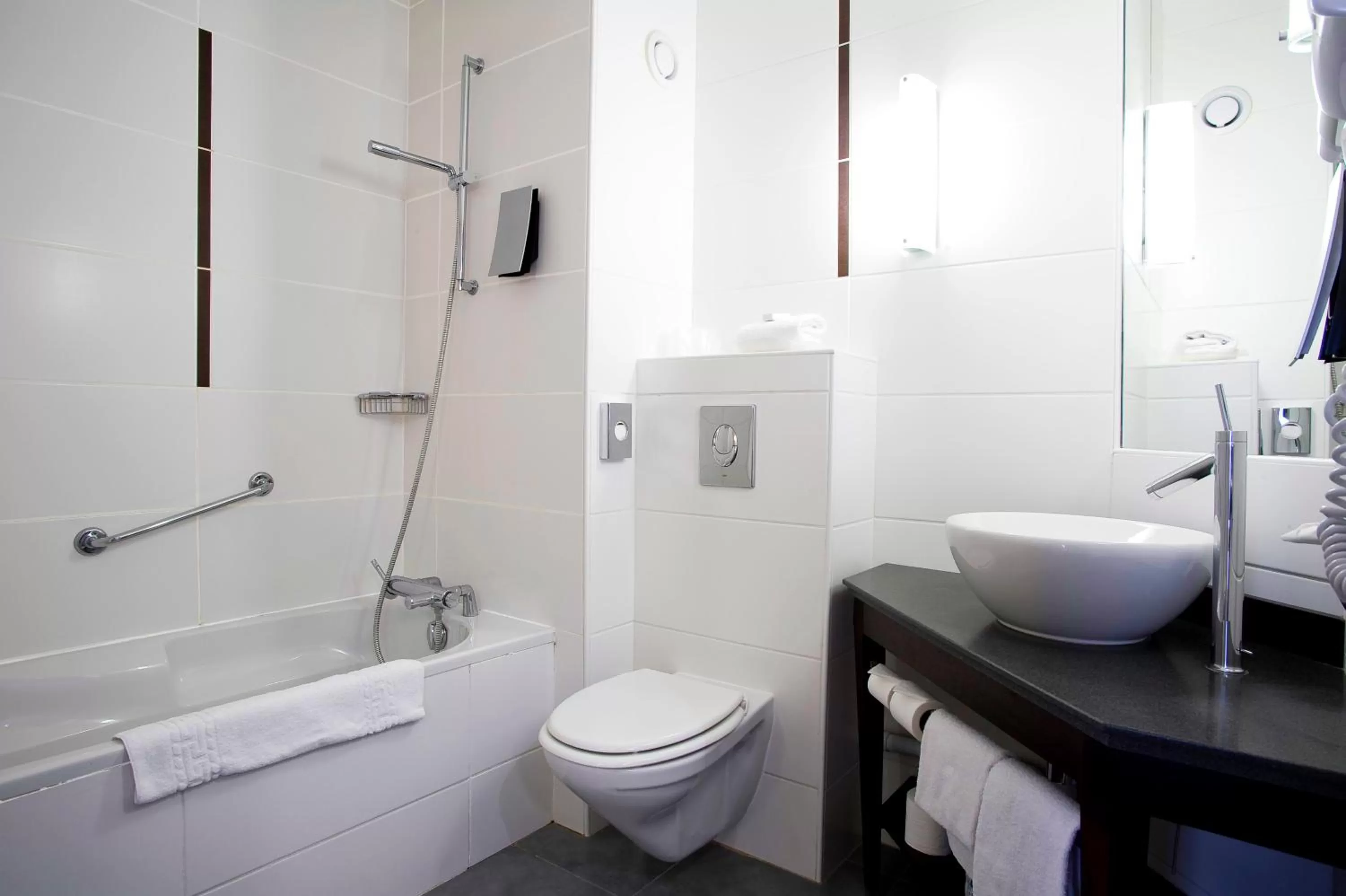 Bathroom in Holiday Inn Dijon Toison D'or by IHG