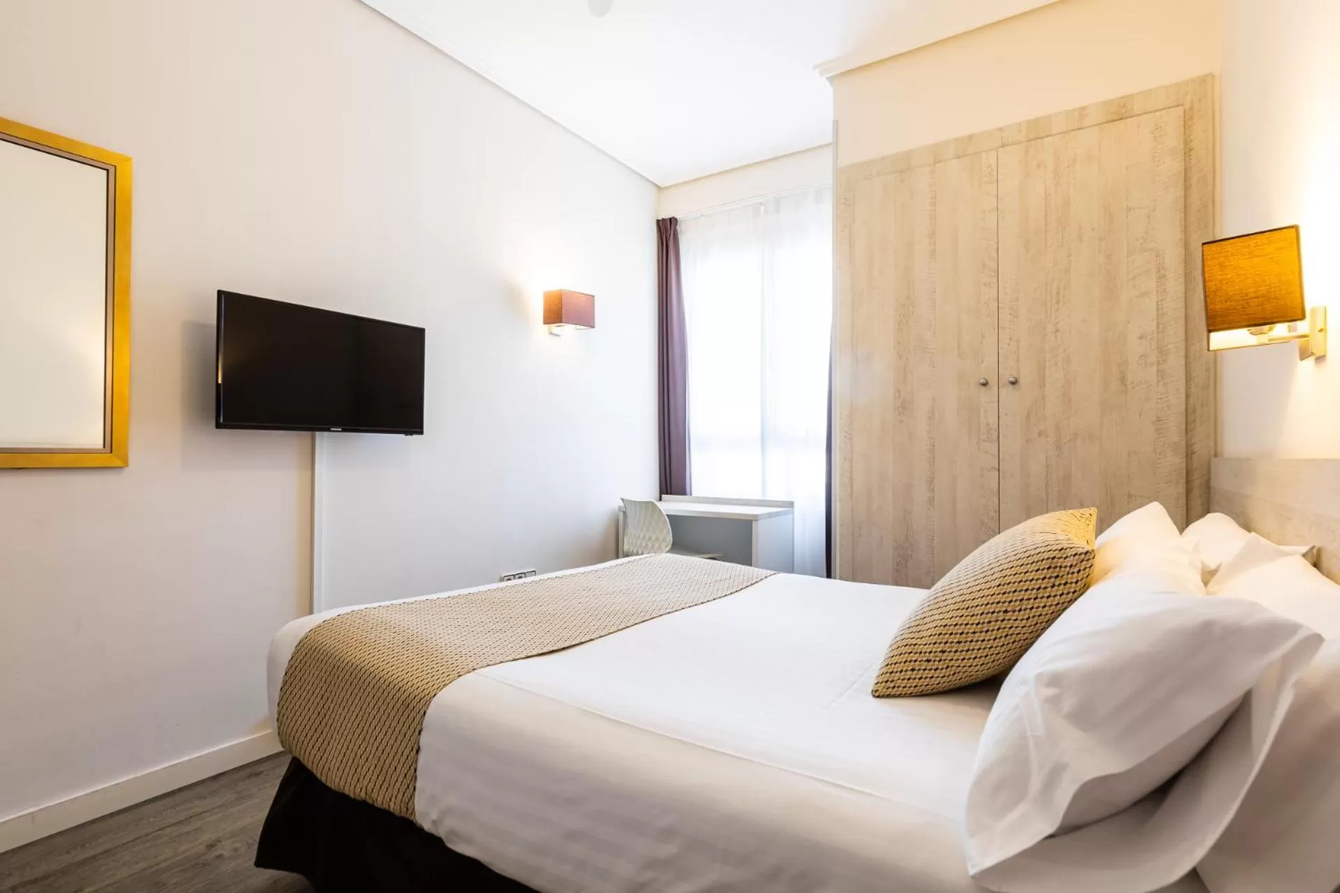 TV and multimedia, Bed in Sweet Hotel Continental