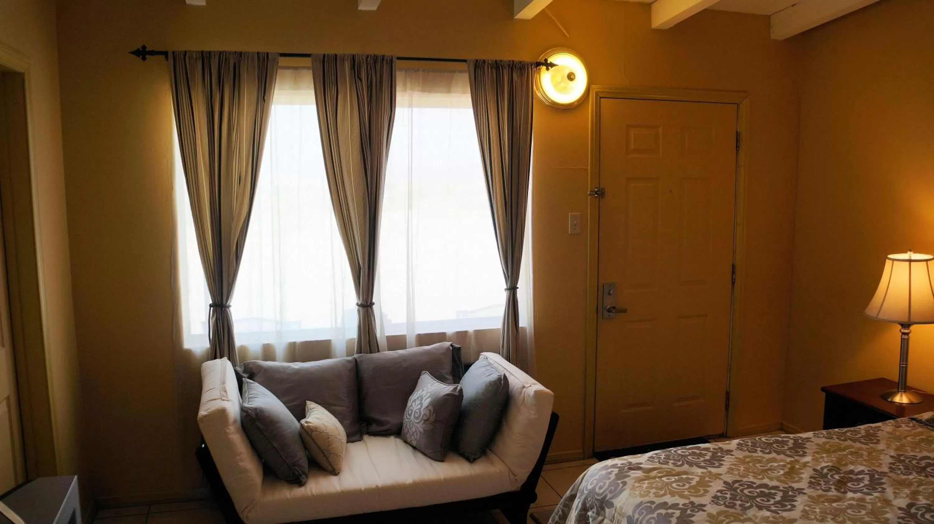 Decorative detail, Bed in Harmony Motel