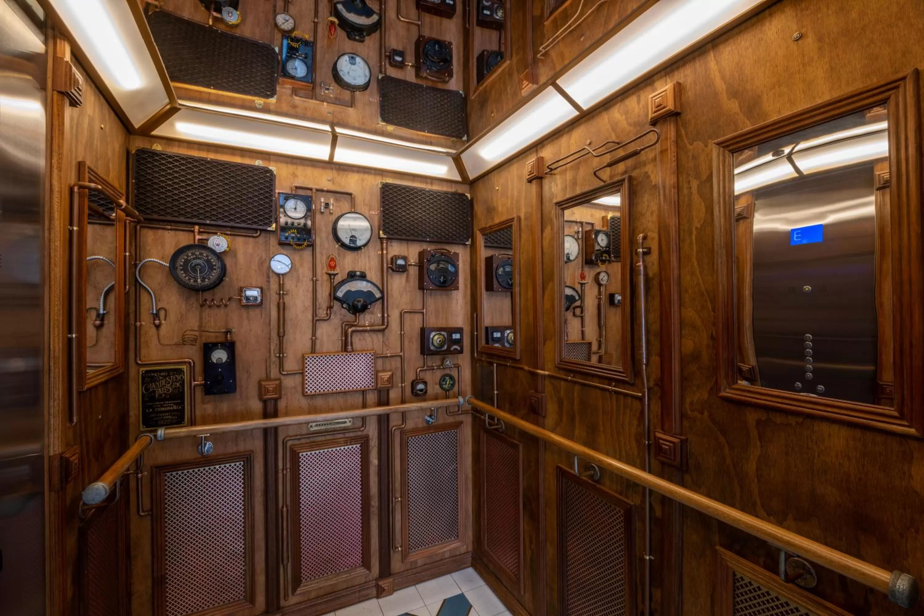 elevator in Hotel La Compañía Casco Antiguo