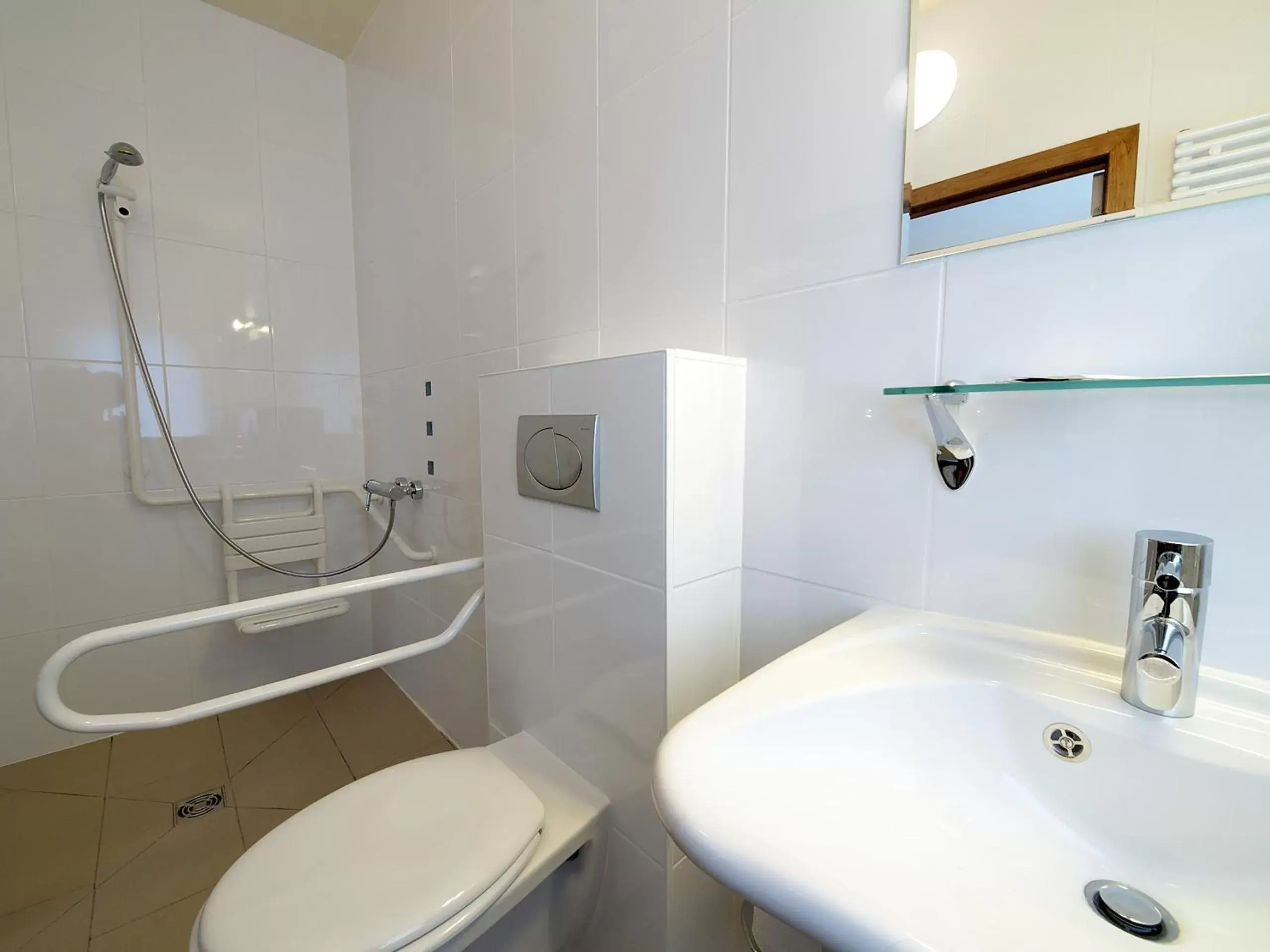 Queen Suite - Disability Access in Hotel José Queen Suite - Disability Access in Hotel José