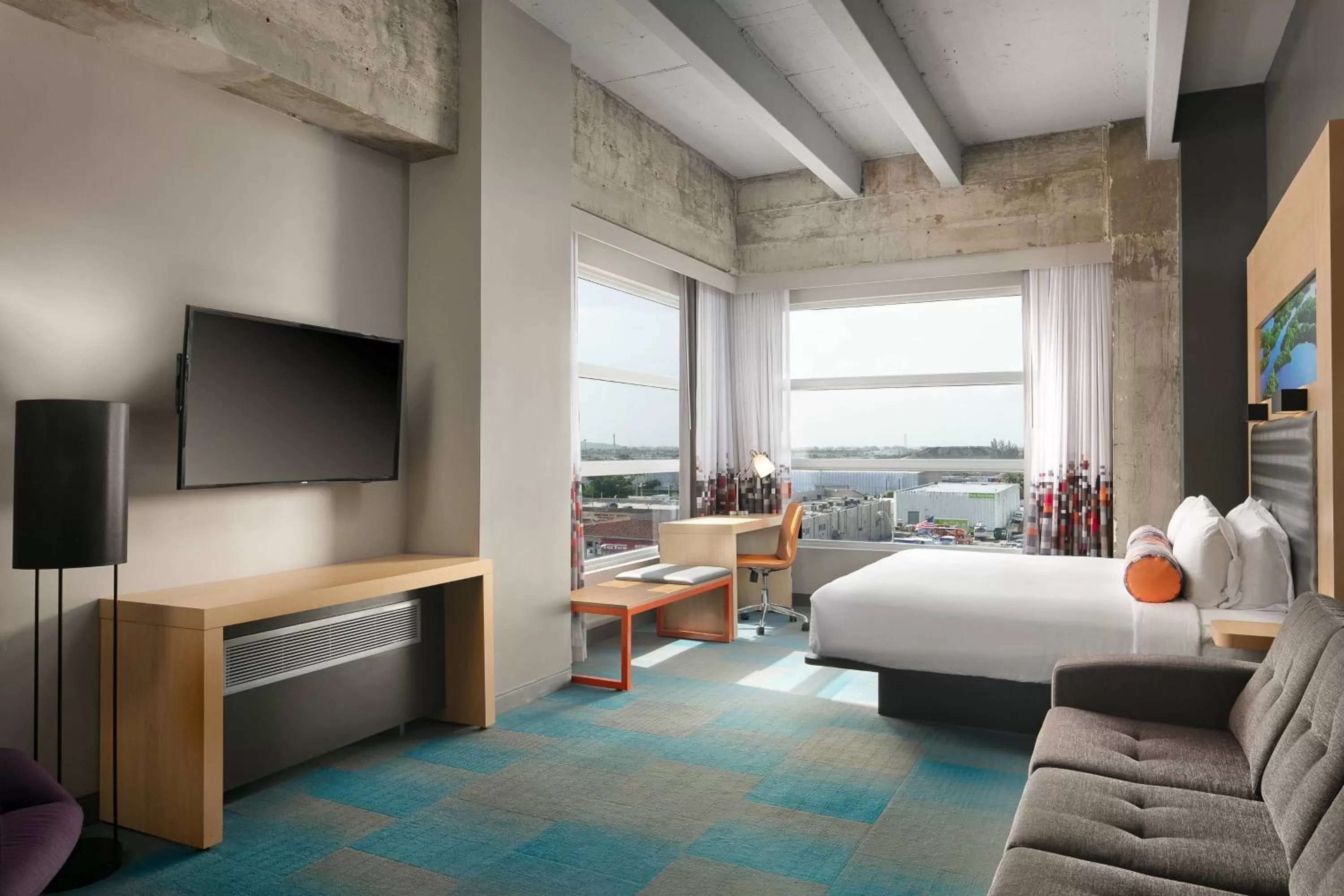 Photo of the whole room, Bed in Aloft Miami Airport