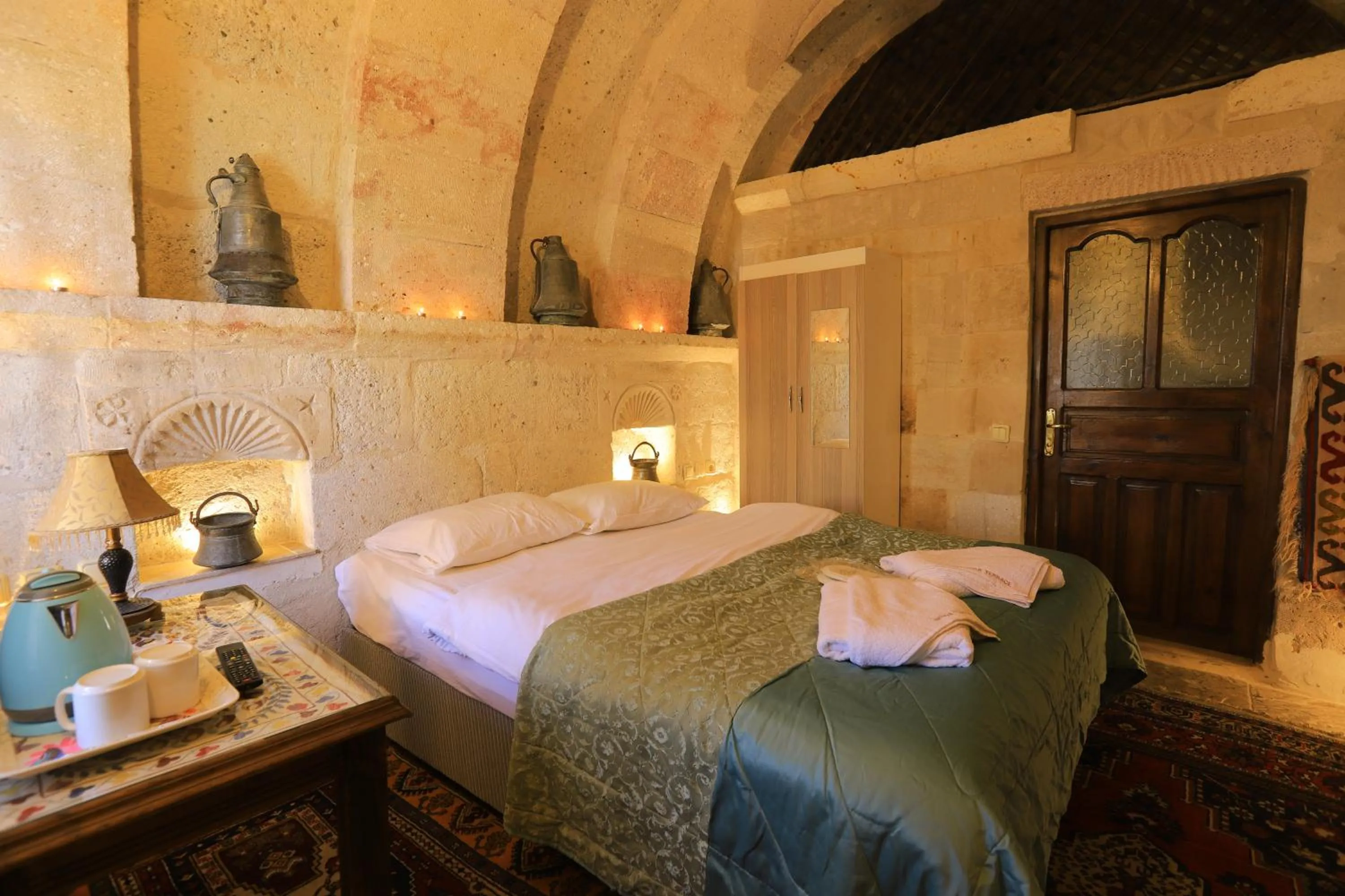 Photo of the whole room, Bed in Antique Terrace Cave Suites
