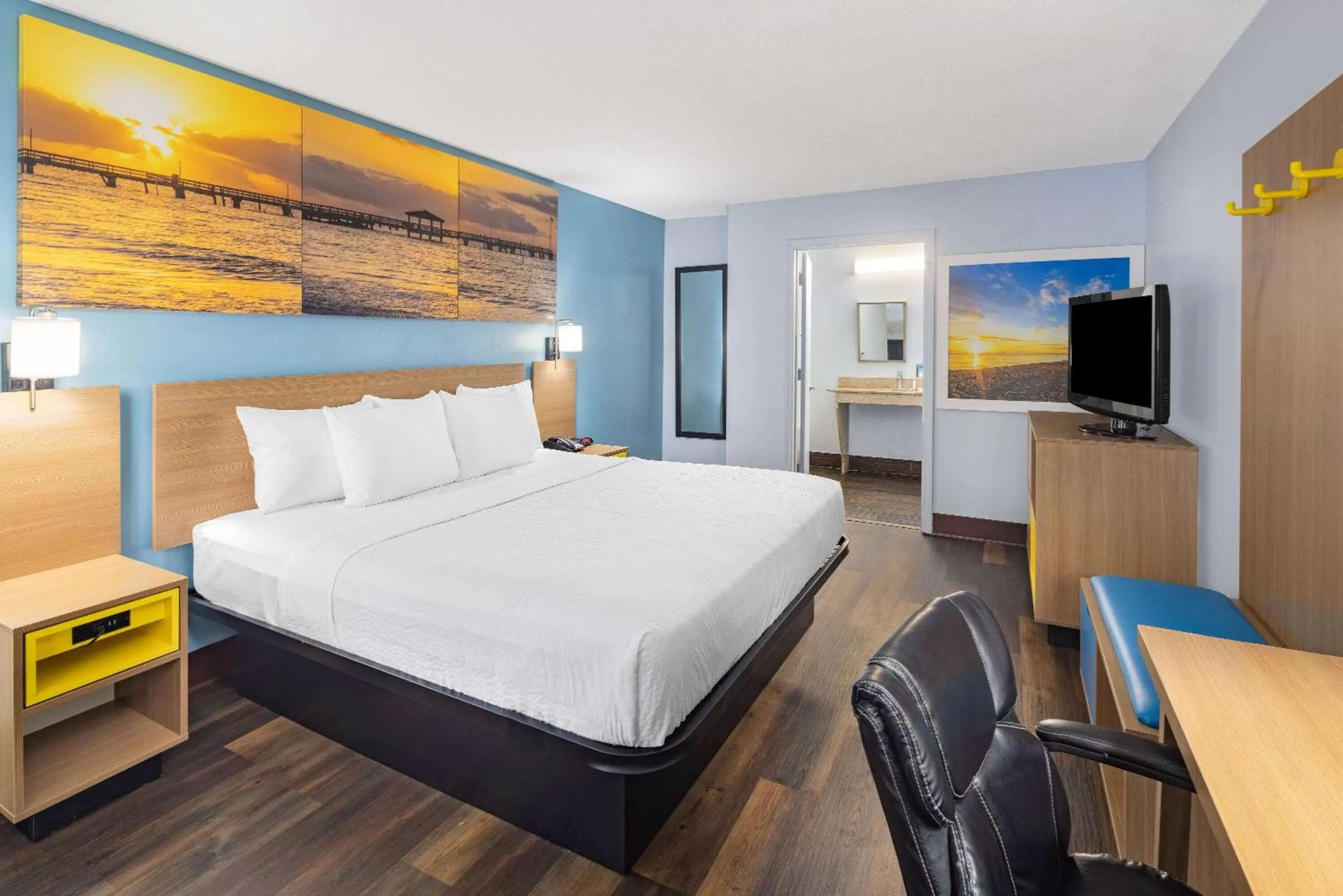 Photo of the whole room, Bed in Days Inn by Wyndham Pensacola I-10