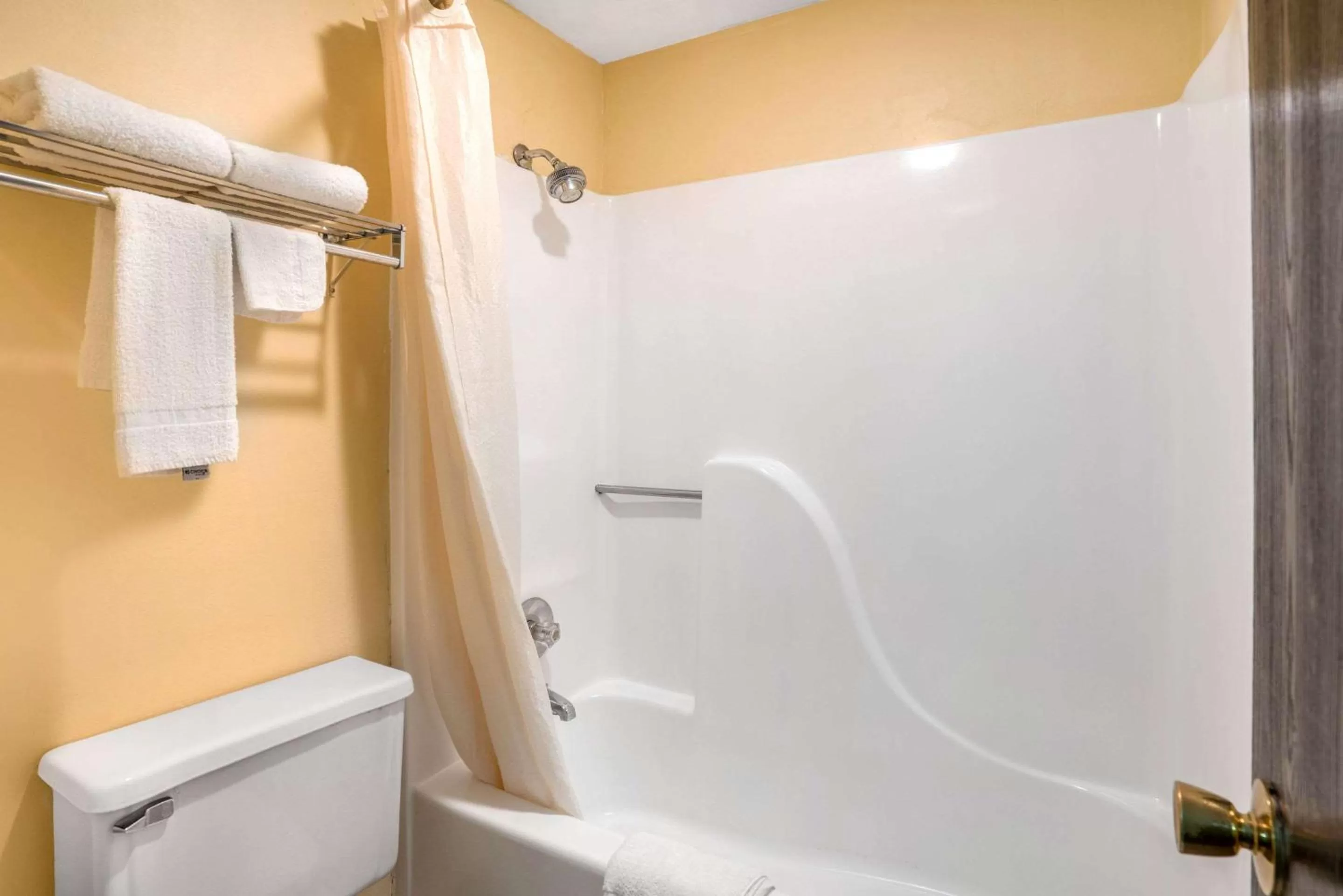 Photo of the whole room in Econo Lodge near Missouri University of Science and Technology