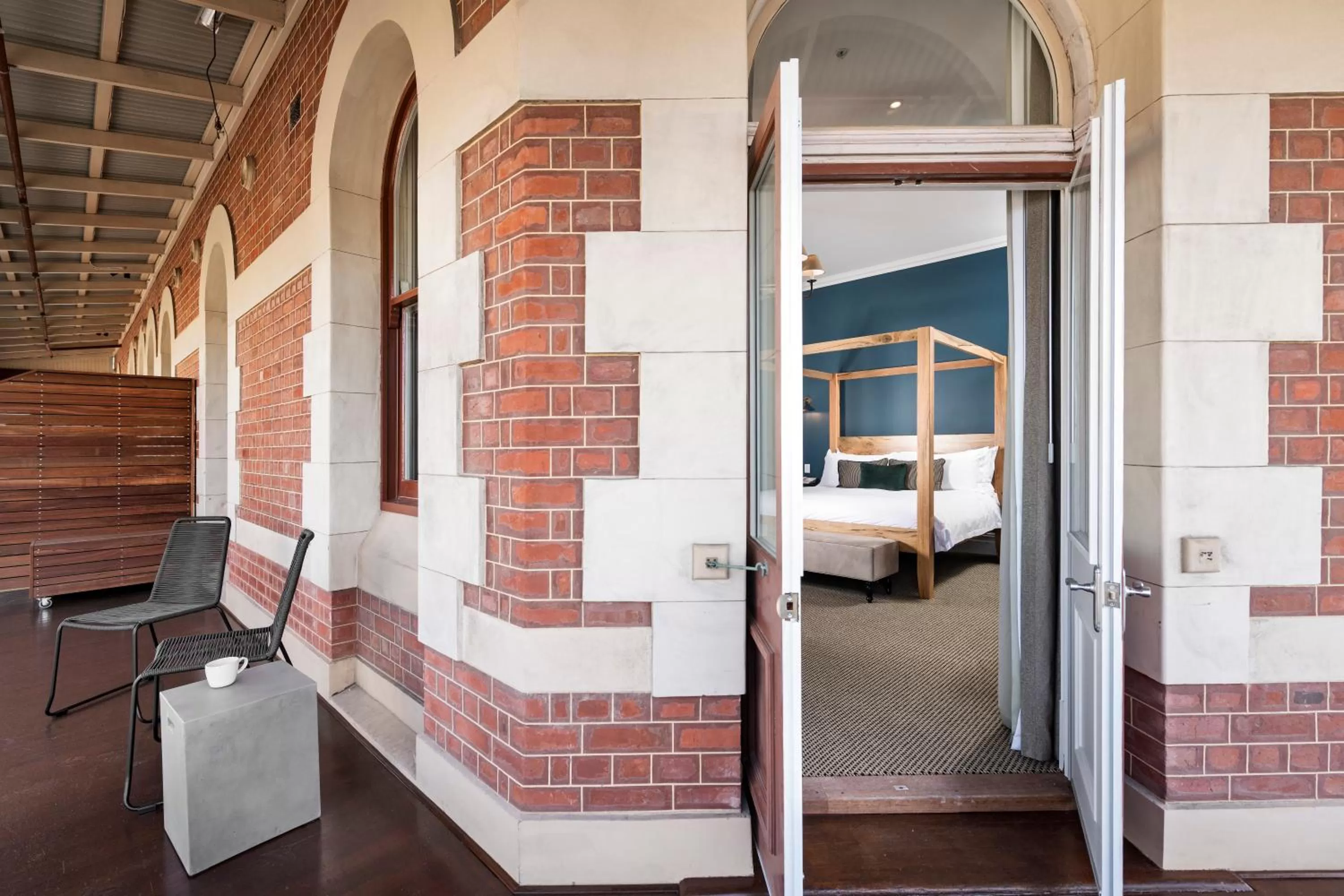 Balcony/Terrace, Bed in The National Hotel