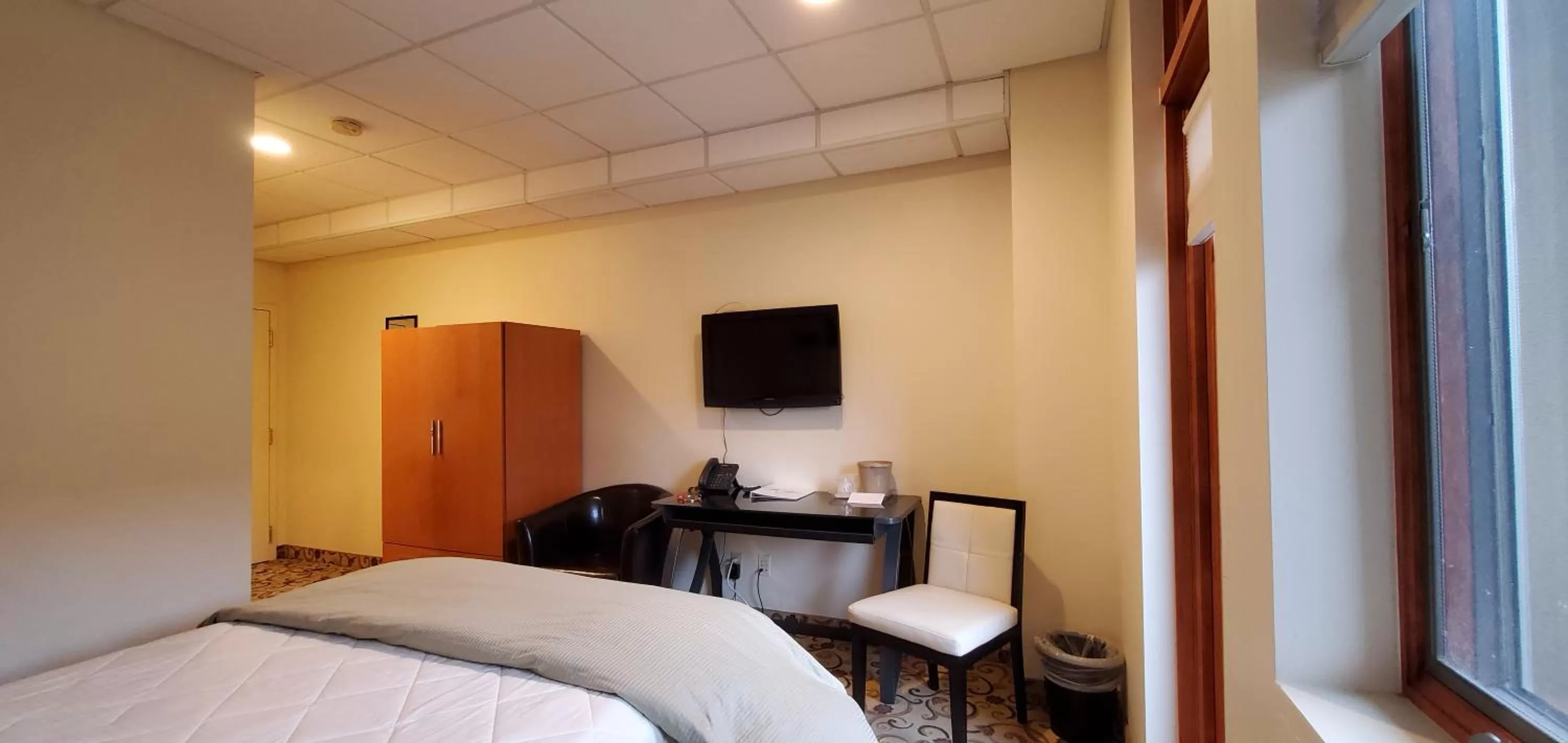 Photo of the whole room, Bed in Lowell Inn