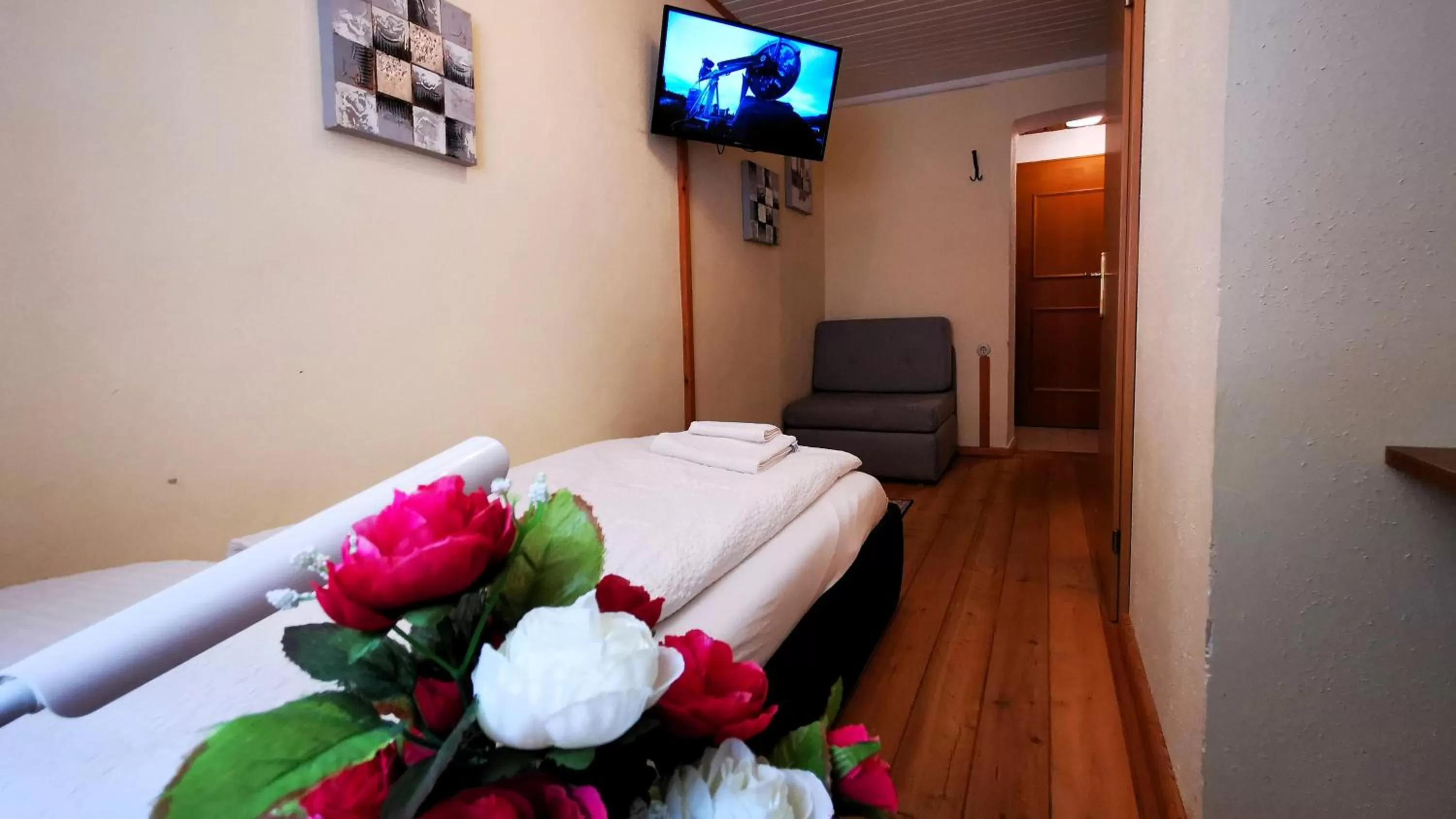 Bed, TV/Entertainment Center in Gasthof Geronimo