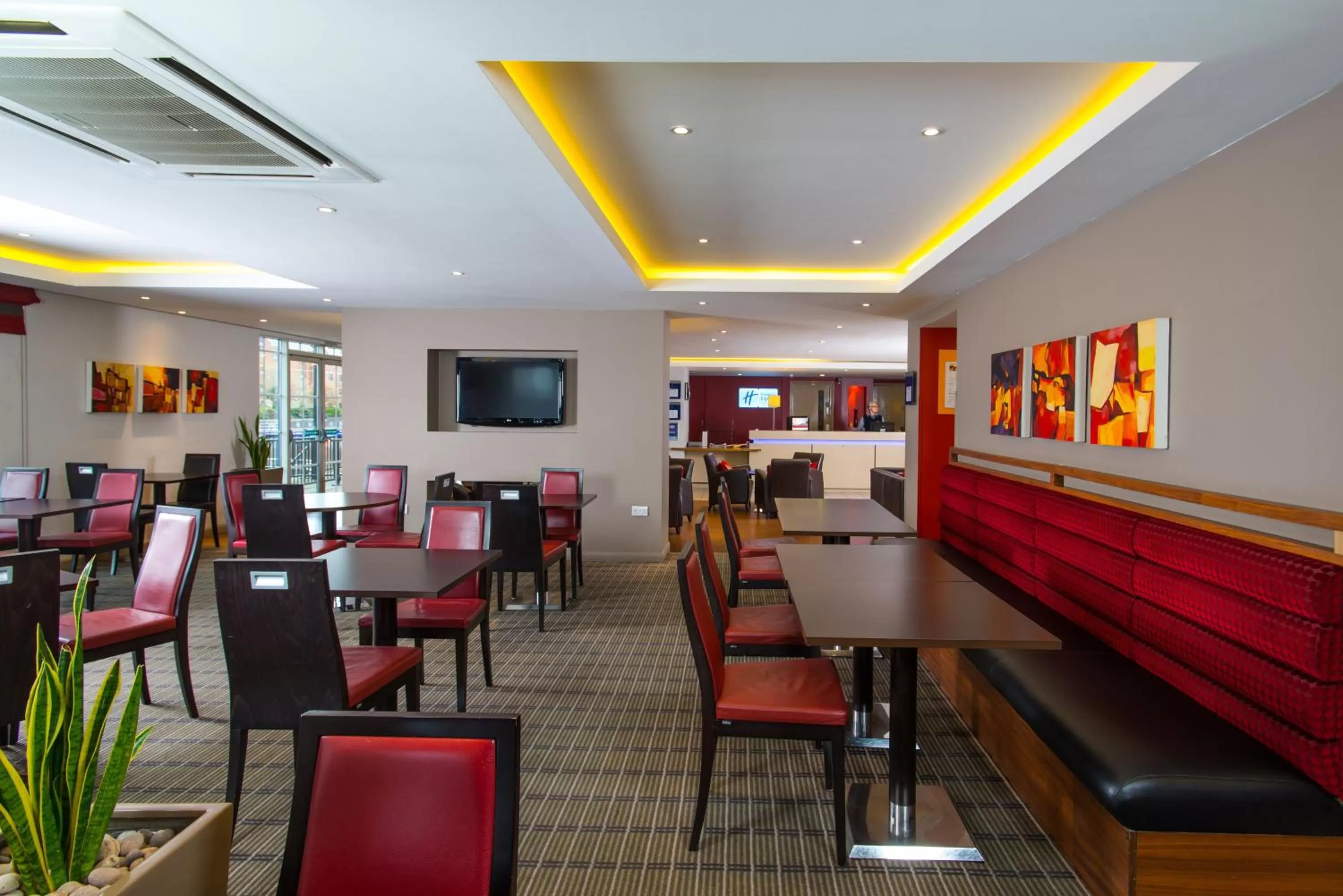 Restaurant/places to eat in Holiday Inn Express Manchester - Salford Quays by IHG