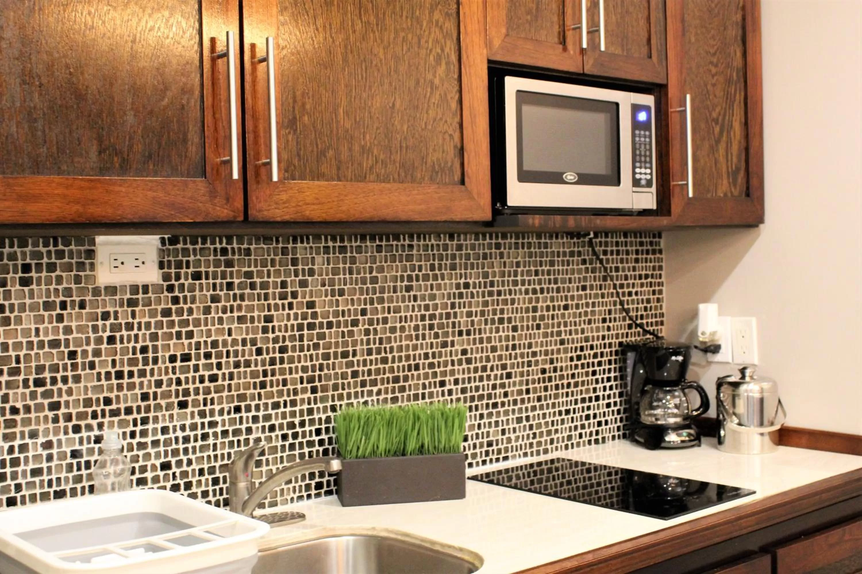 Kitchen or kitchenette in Barefoot Caye Caulker Hotel