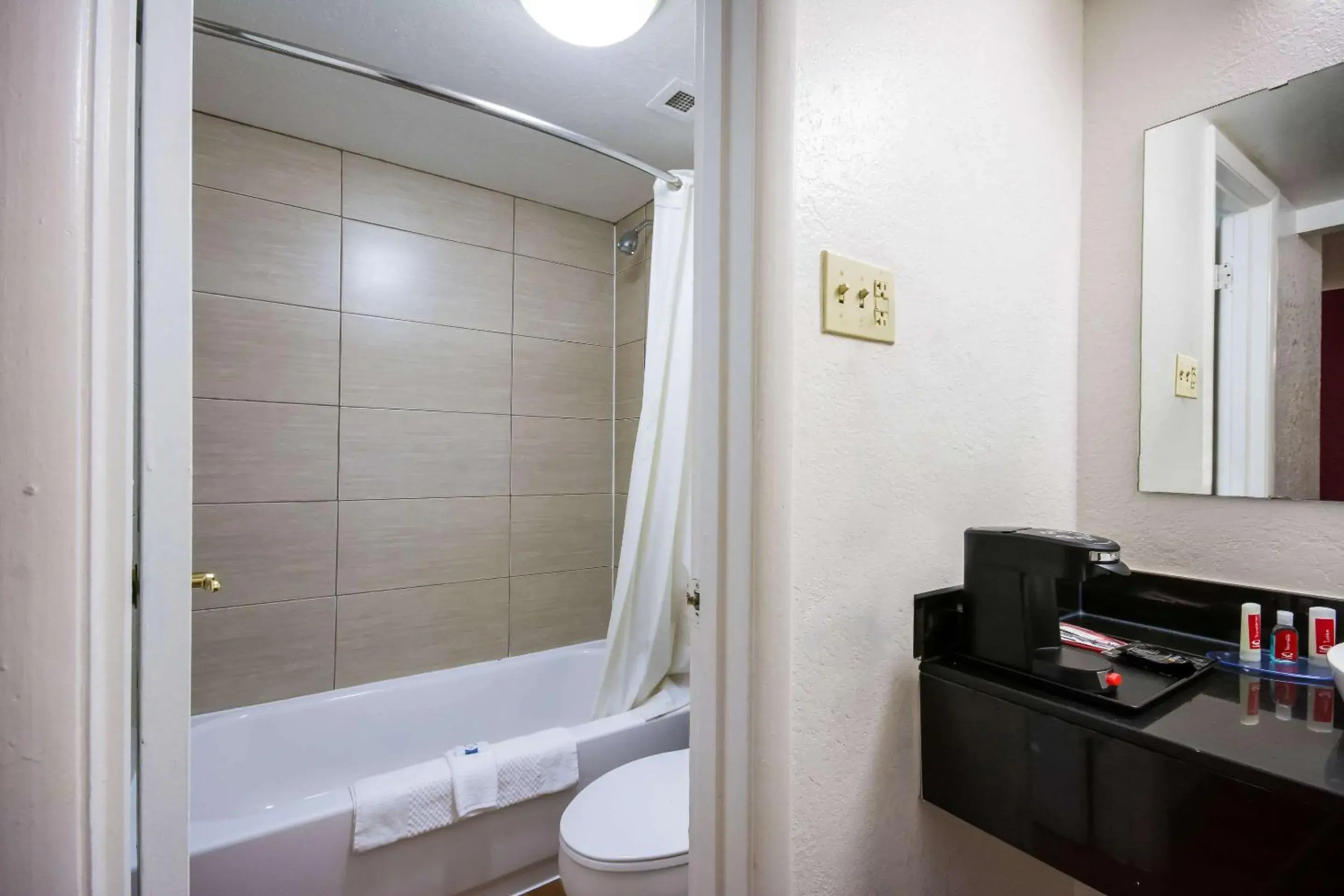 Standard King Room - Non-Smoking in Econo Lodge Standard King Room - Non-Smoking in Econo Lodge