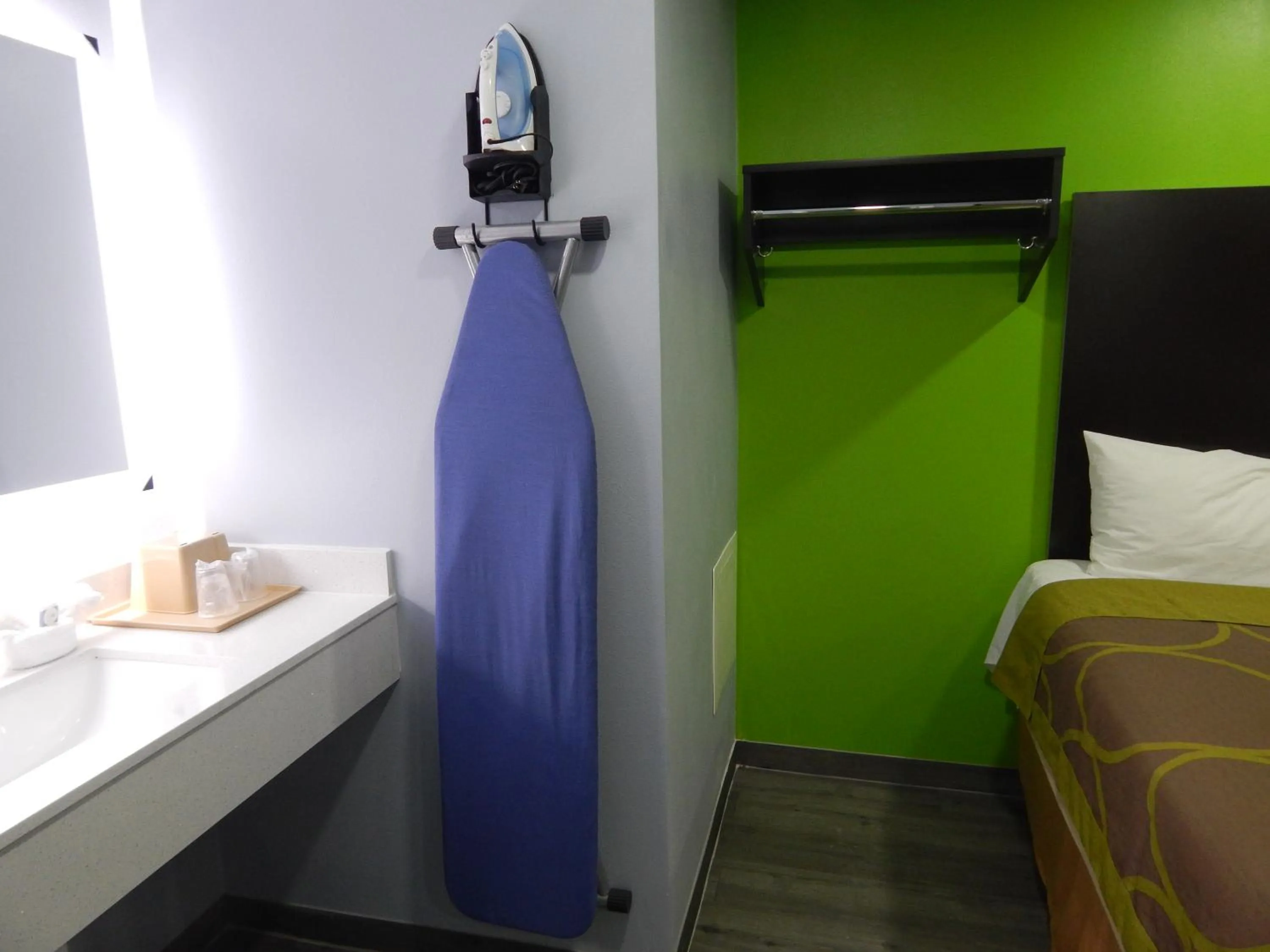 Bathroom, Bed in Executive Inn Fort Stockton