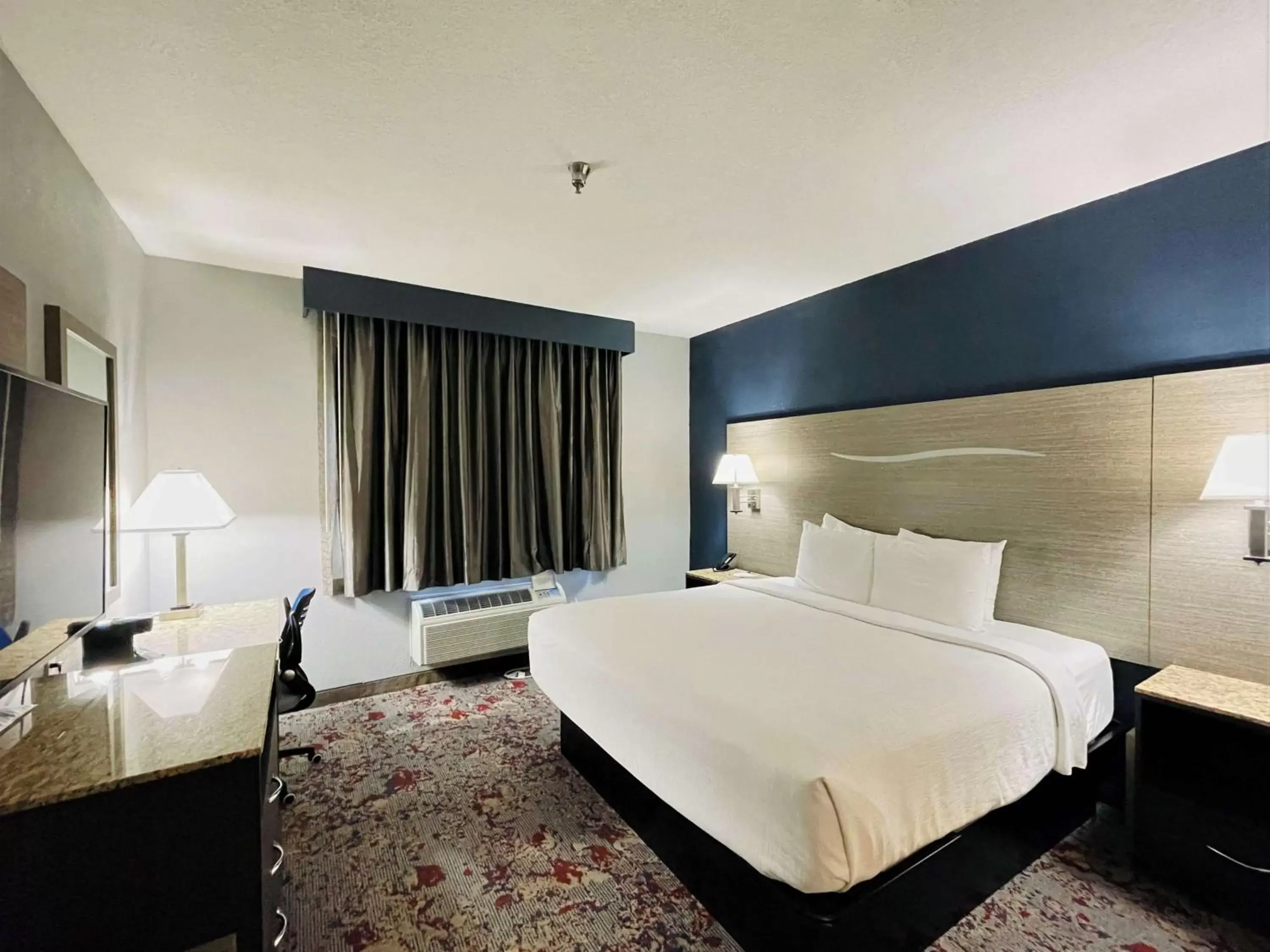 King Room with Mobility Accessible Tub in Best Western Kokomo Hotel King Room with Mobility Accessible Tub in Best Western Kokomo Hotel