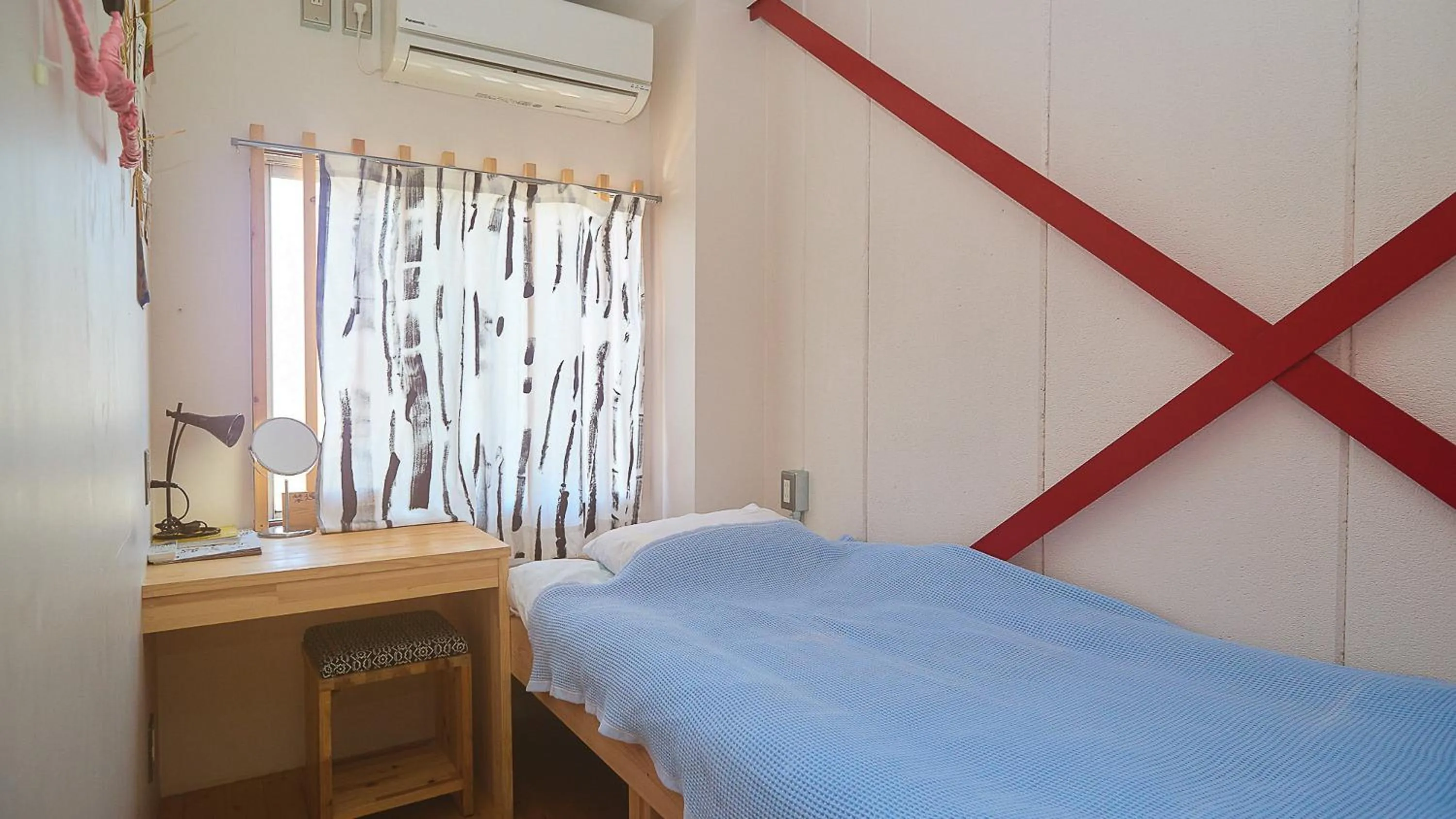 Bed in Kamagasaki University of the Arts Cafe Garden Guest House aka Cocoroom